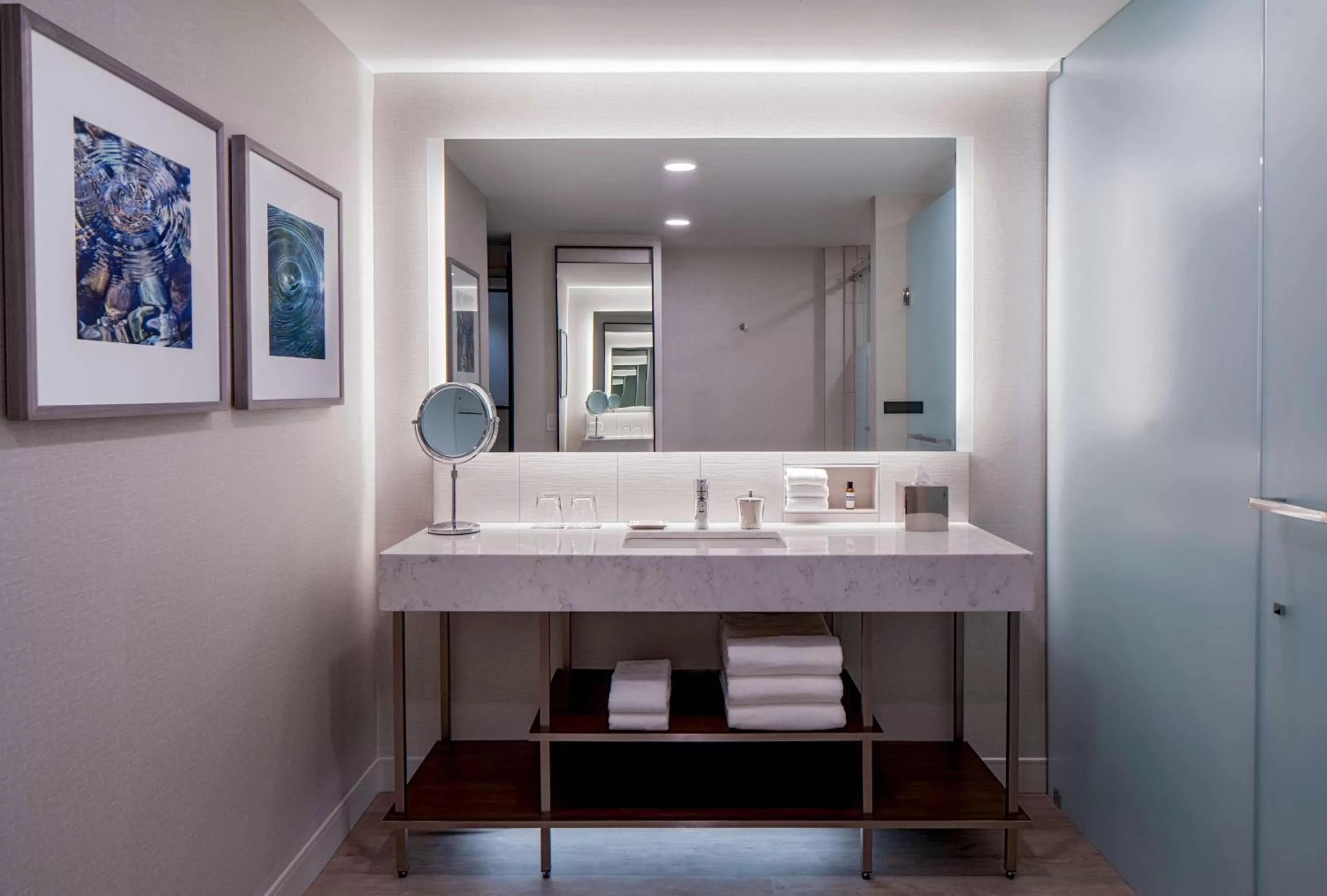 Photo of the whole room in Hyatt Regency Portland at the Oregon Convention Center