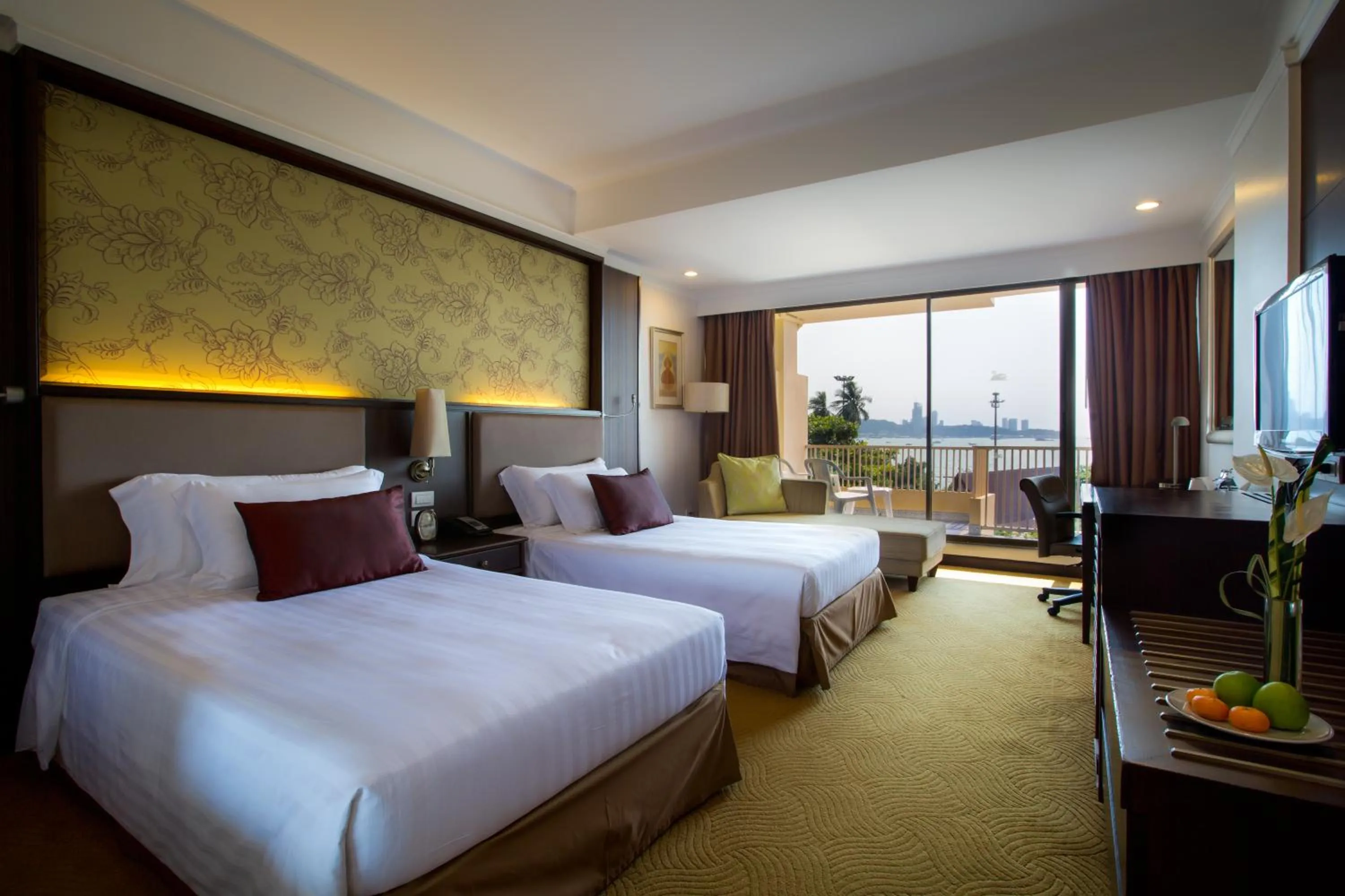 Photo of the whole room, Bed in Dusit Thani Pattaya