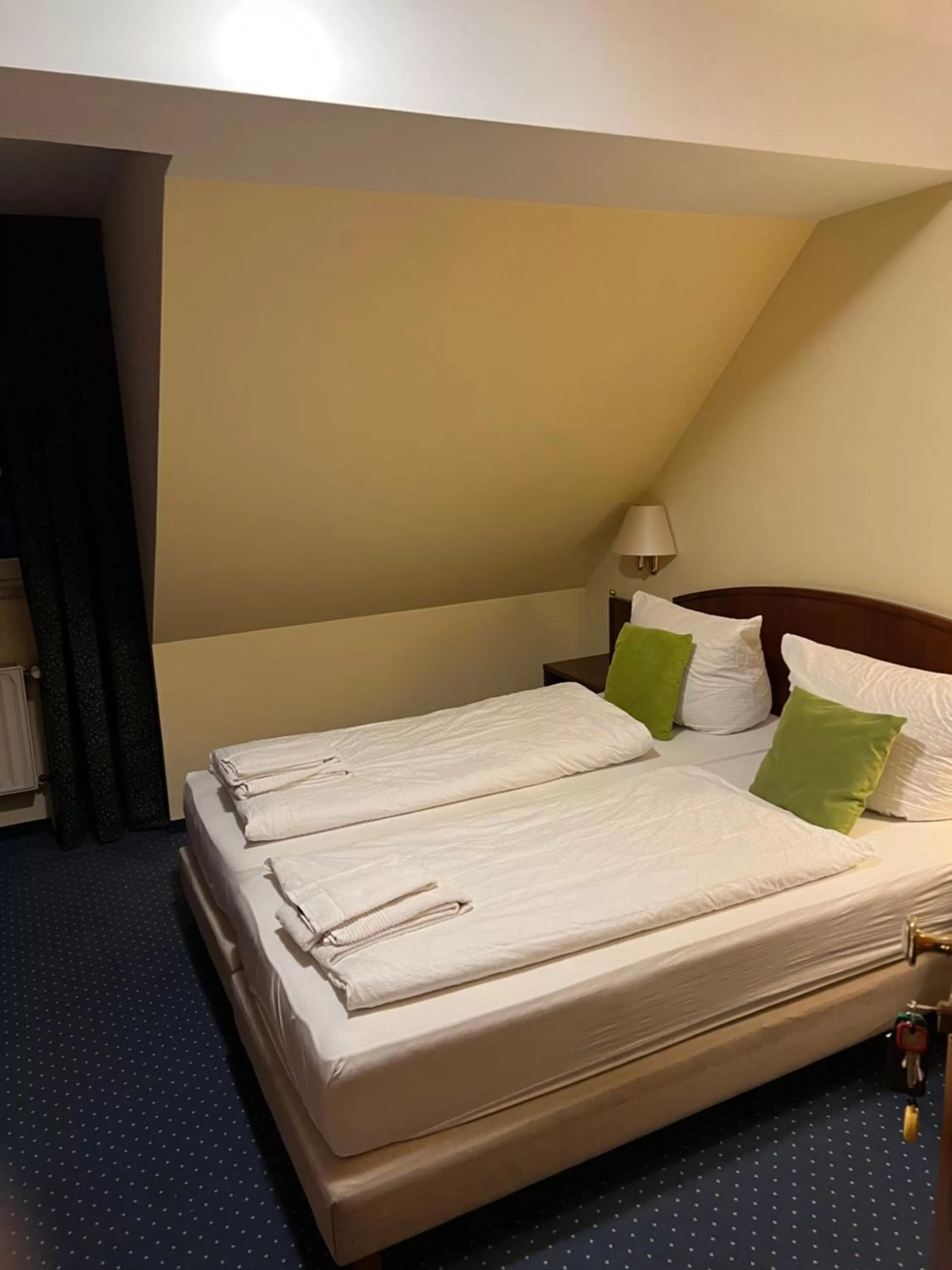 Photo of the whole room, Bed in Hotel am Schloss - Frankfurt an der Oder