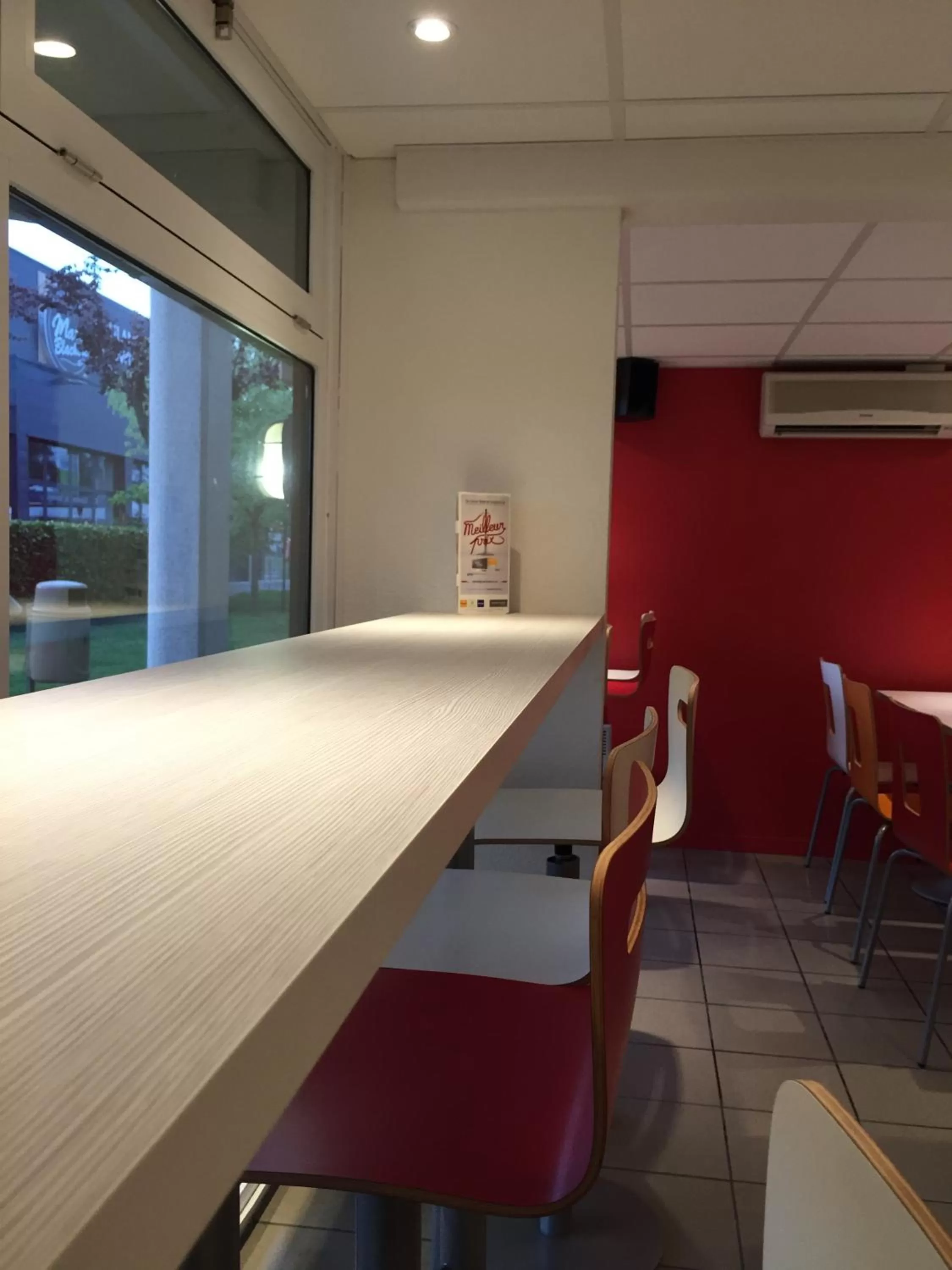 Lobby or reception in Premiere Classe Toulouse Sud - Portet