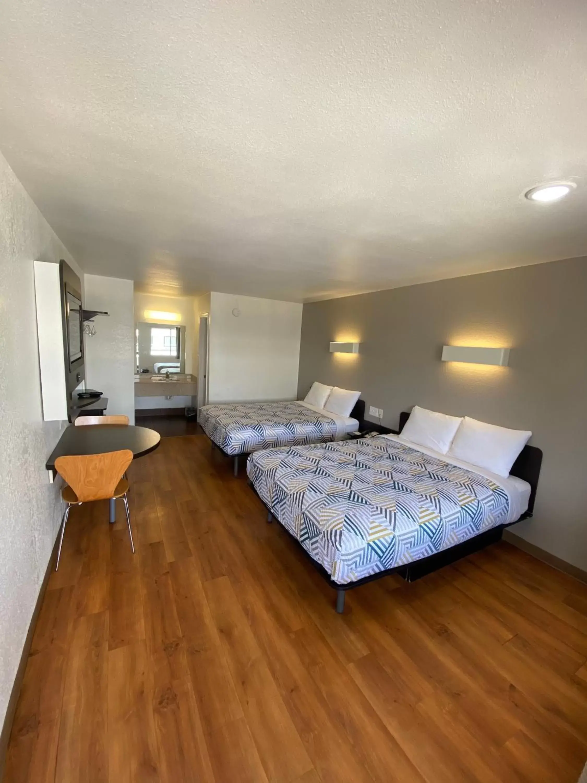 Queen Room with Two Queen Beds - Smoking in Motel 6-Bryan, TX - College Station Queen Room with Two Queen Beds - Smoking in Motel 6-Bryan, TX - College Station