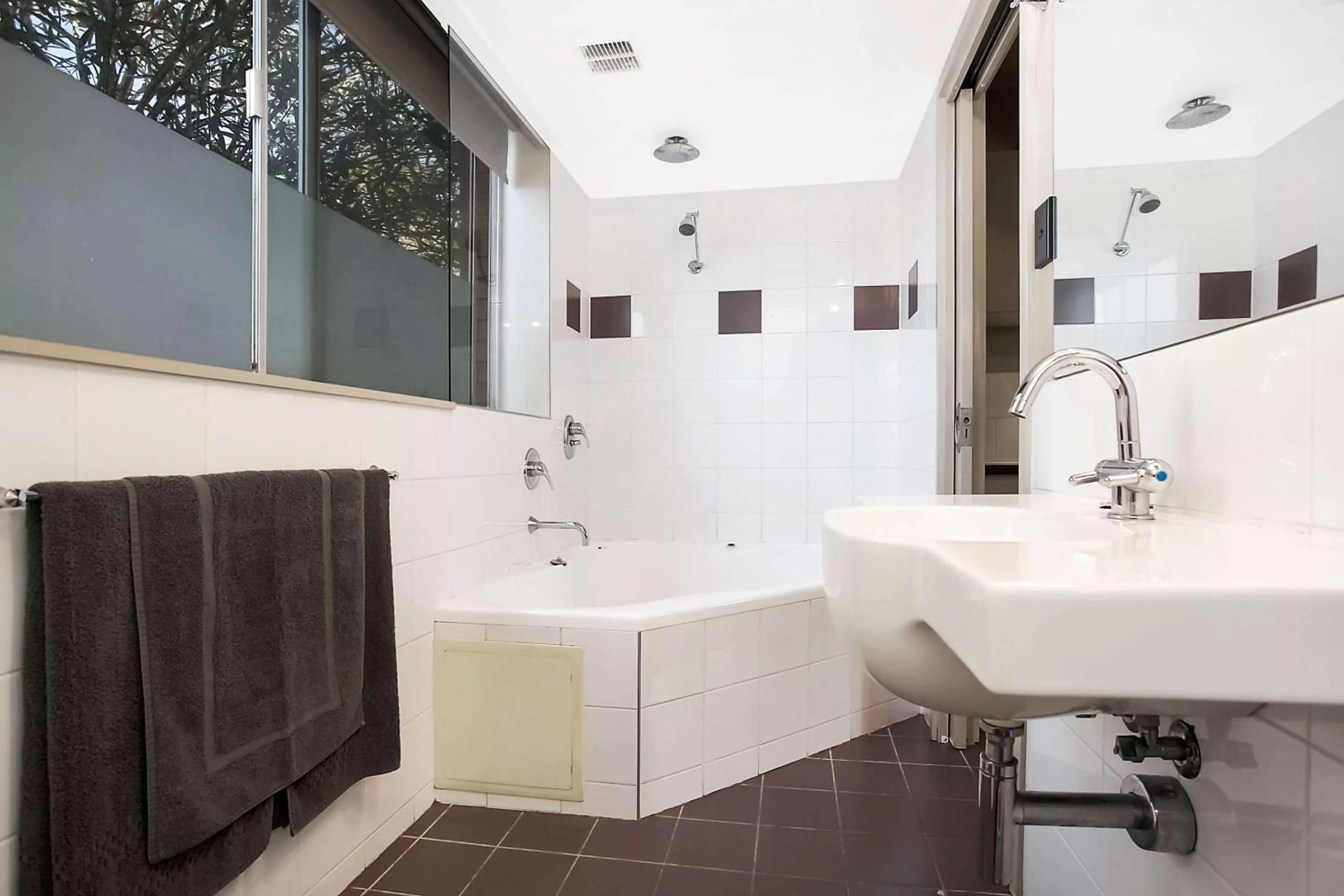 Bathroom in Comfort Inn On Raglan