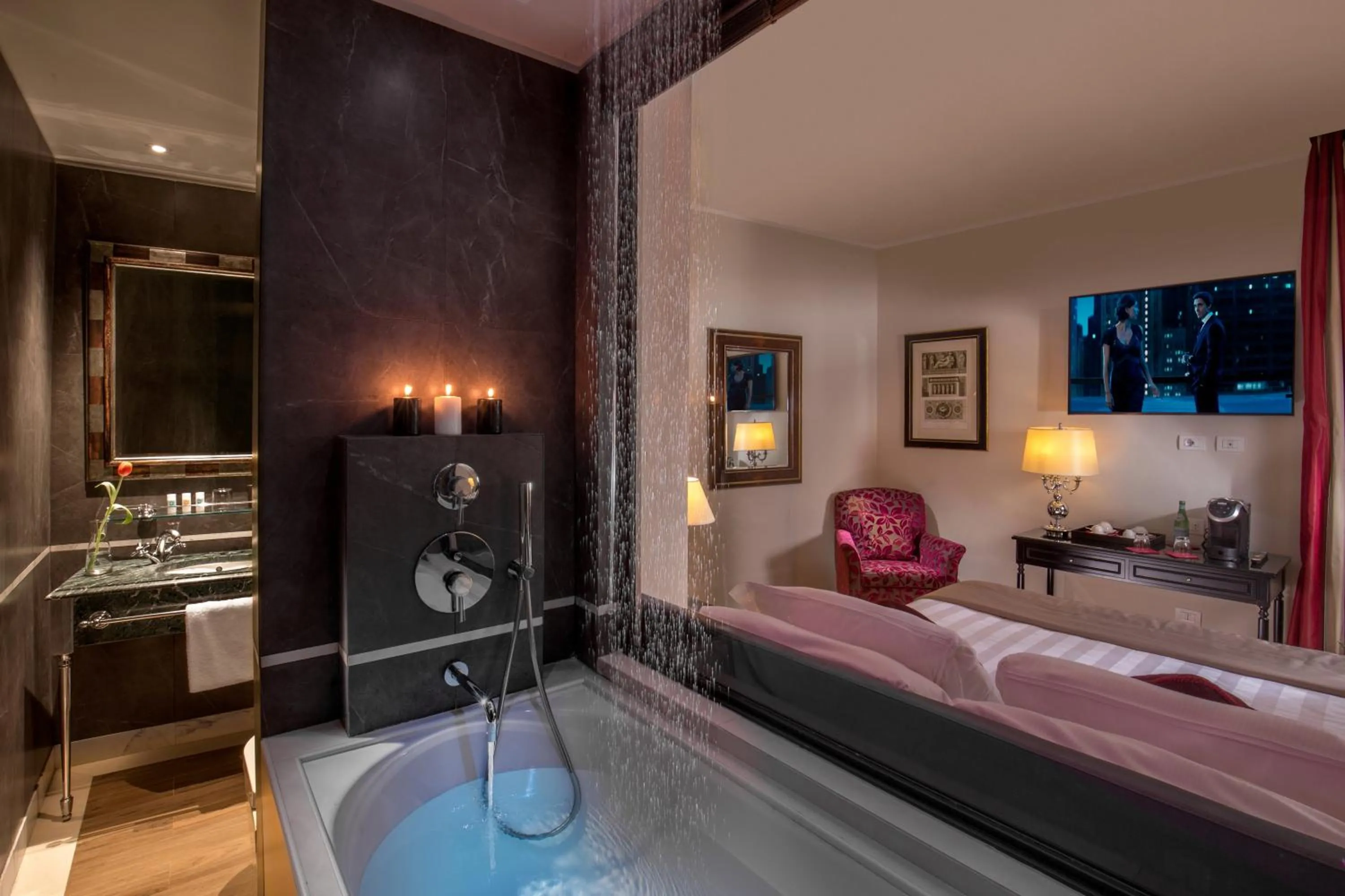 Shower, Bed in Hotel Monte Cenci