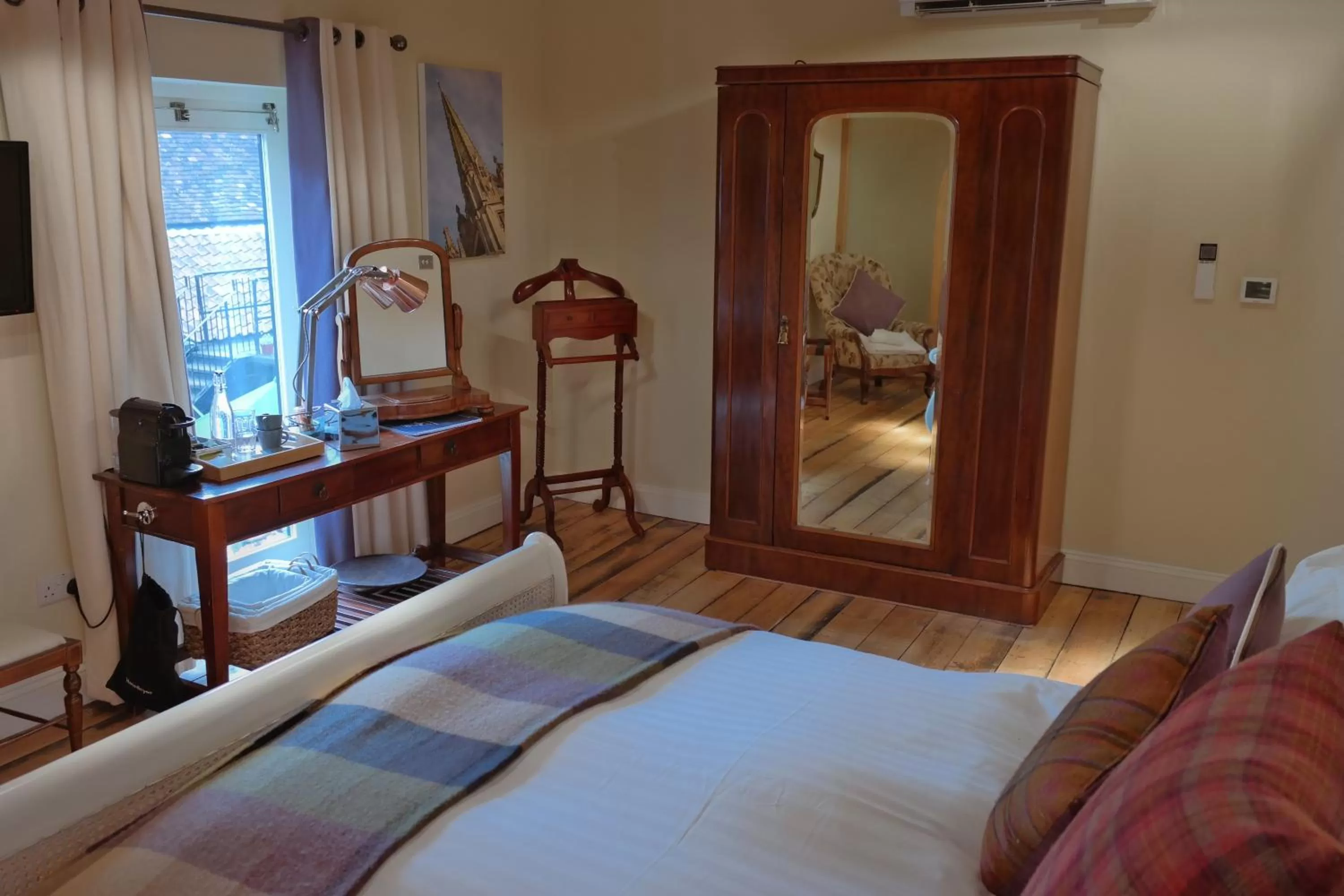 Photo of the whole room, Bed in The Cross Keys