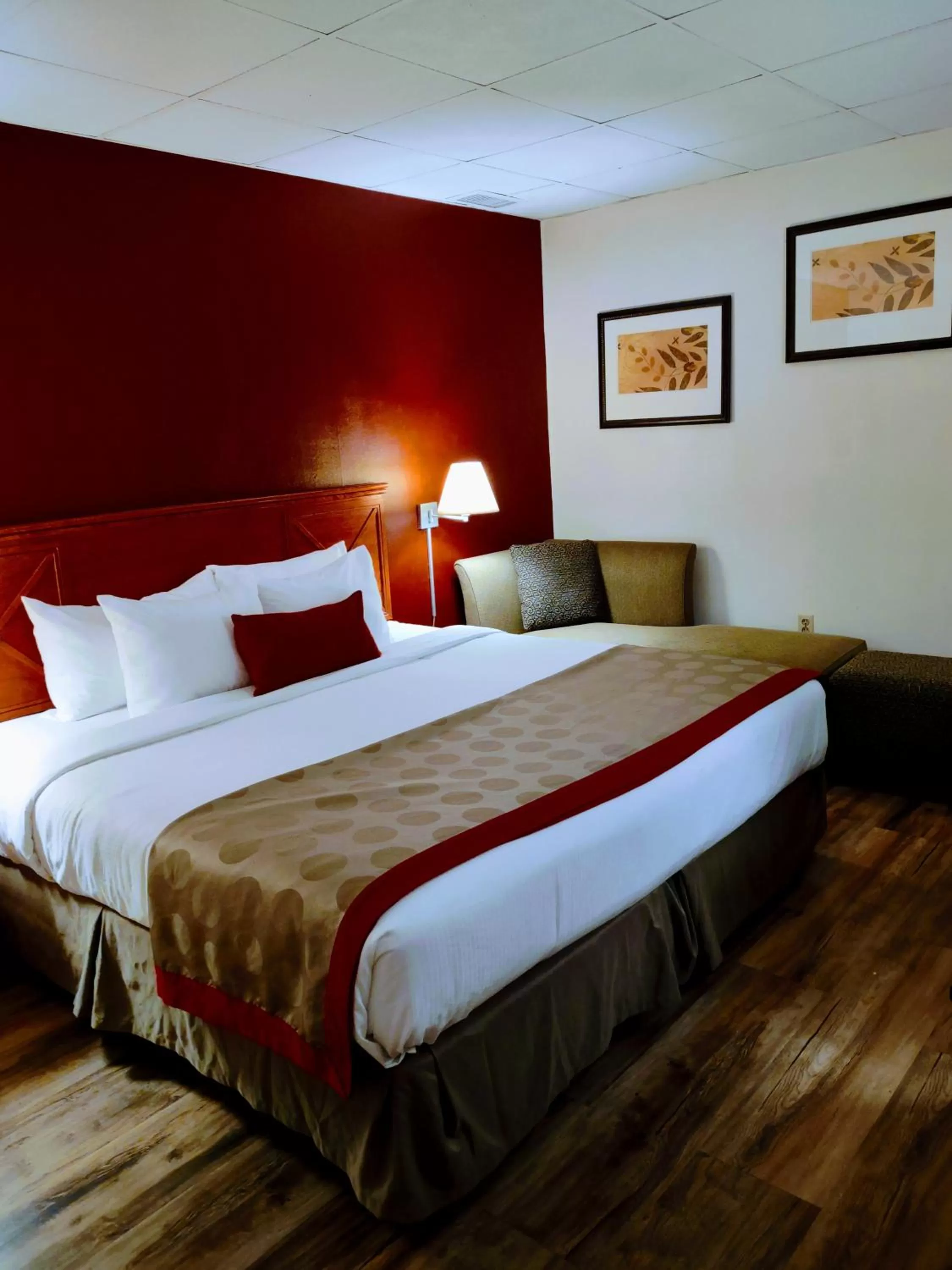 Bedroom, Bed in Ramada by Wyndham Albert Lea