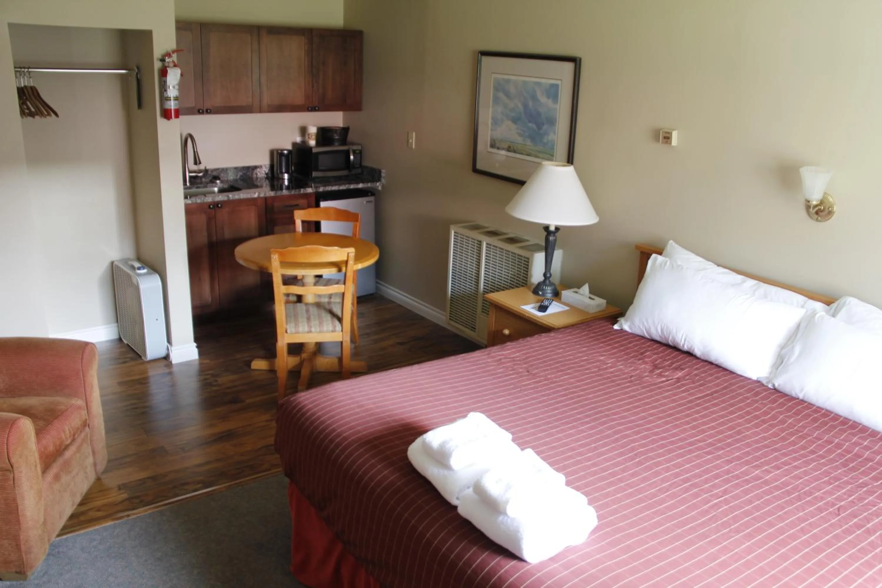 Seating area, Bed in Aspen Village