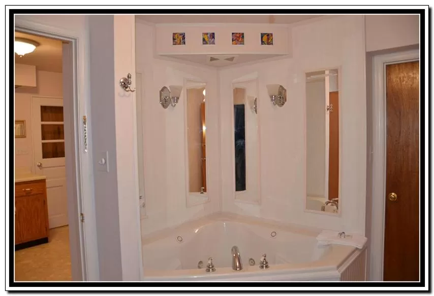 Hot Tub, Bathroom in The Cardinal Inn