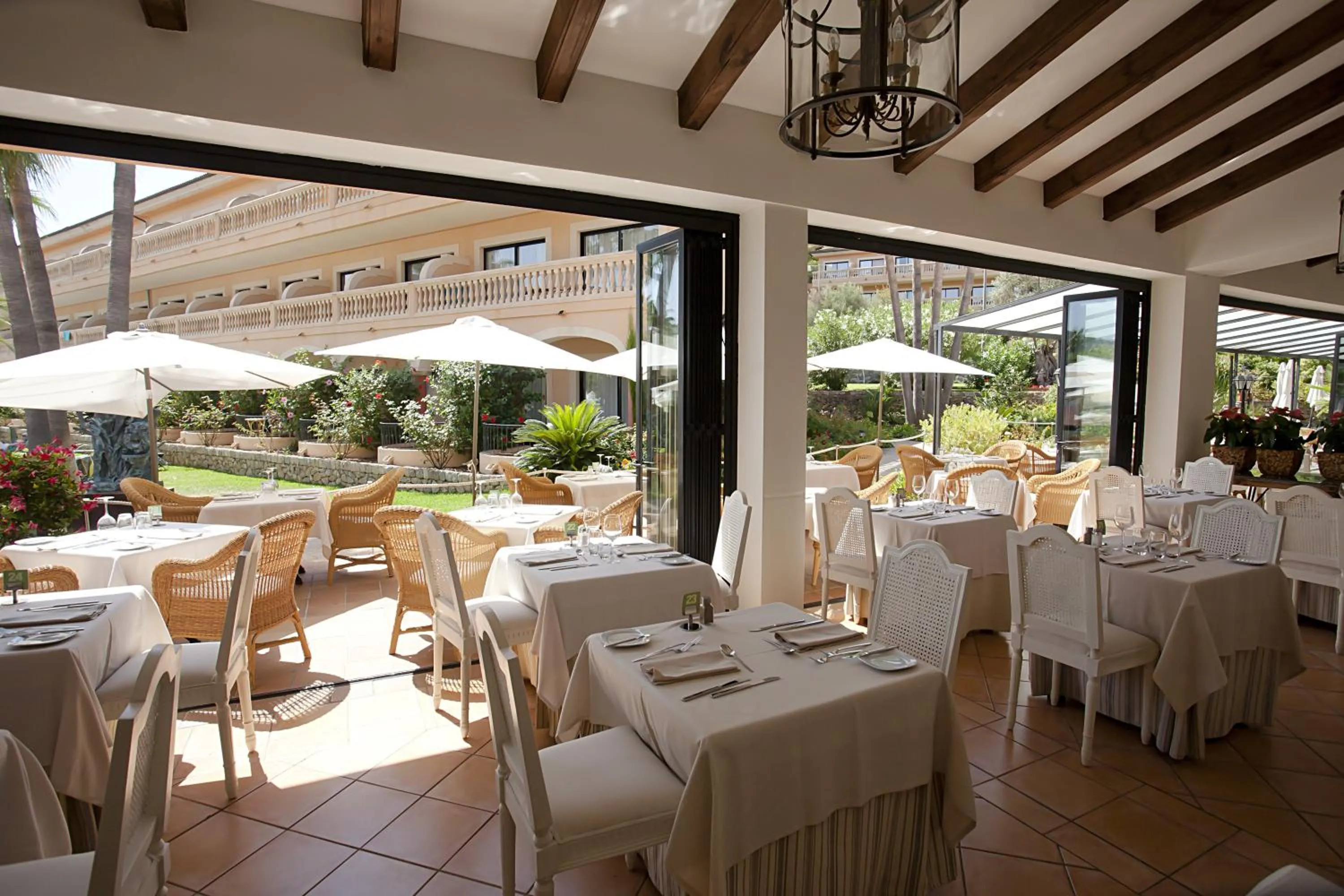 Restaurant/places to eat in Mon Port Hotel & Spa