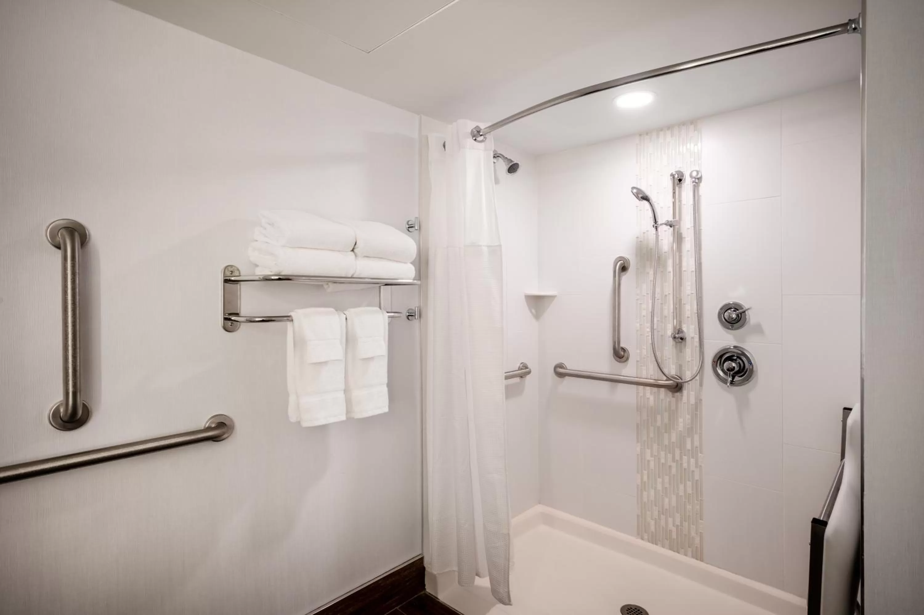 Shower in Crowne Plaza Albany - The Desmond Hotel