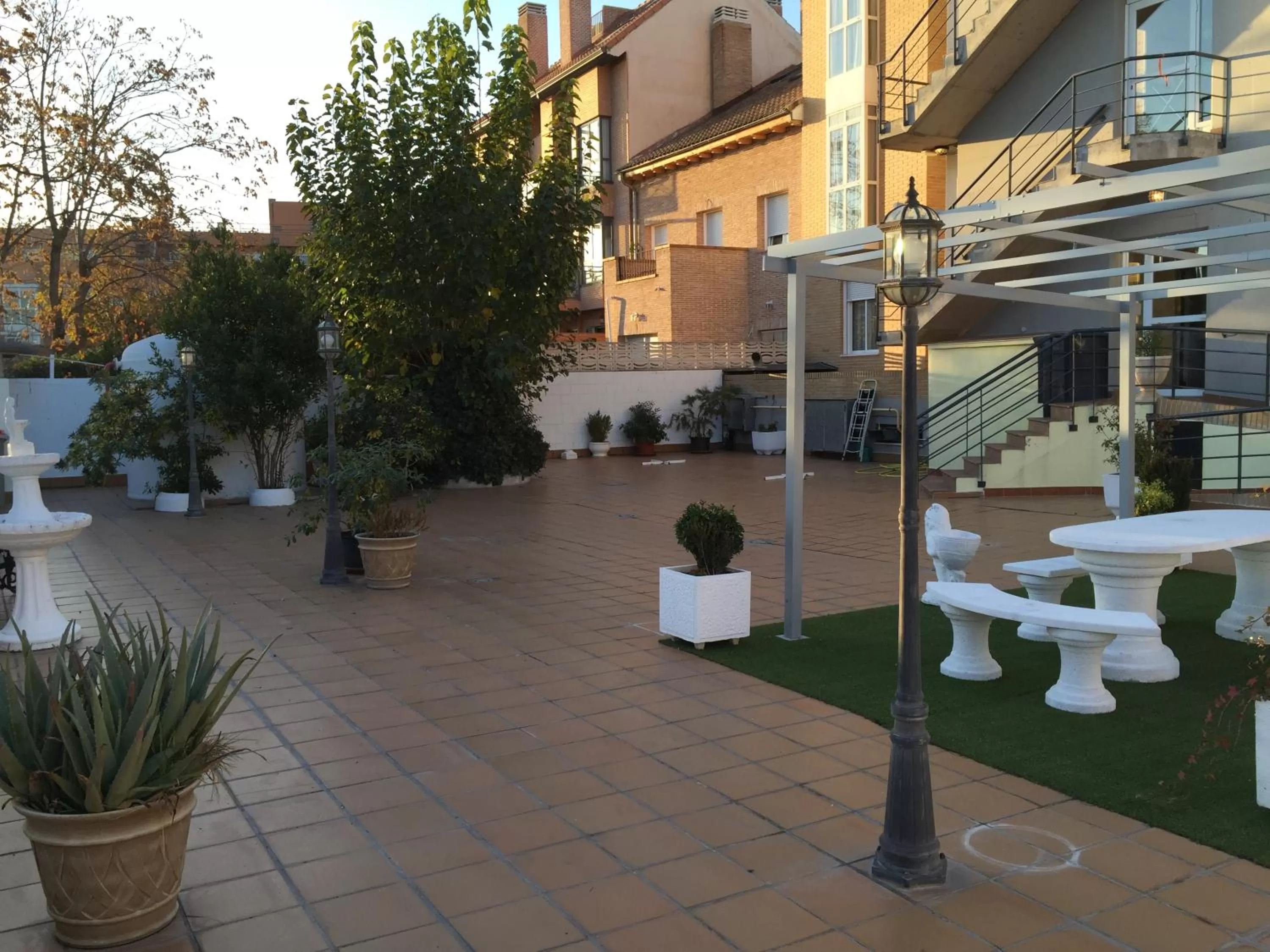Patio in Hotel Barajas Plaza
