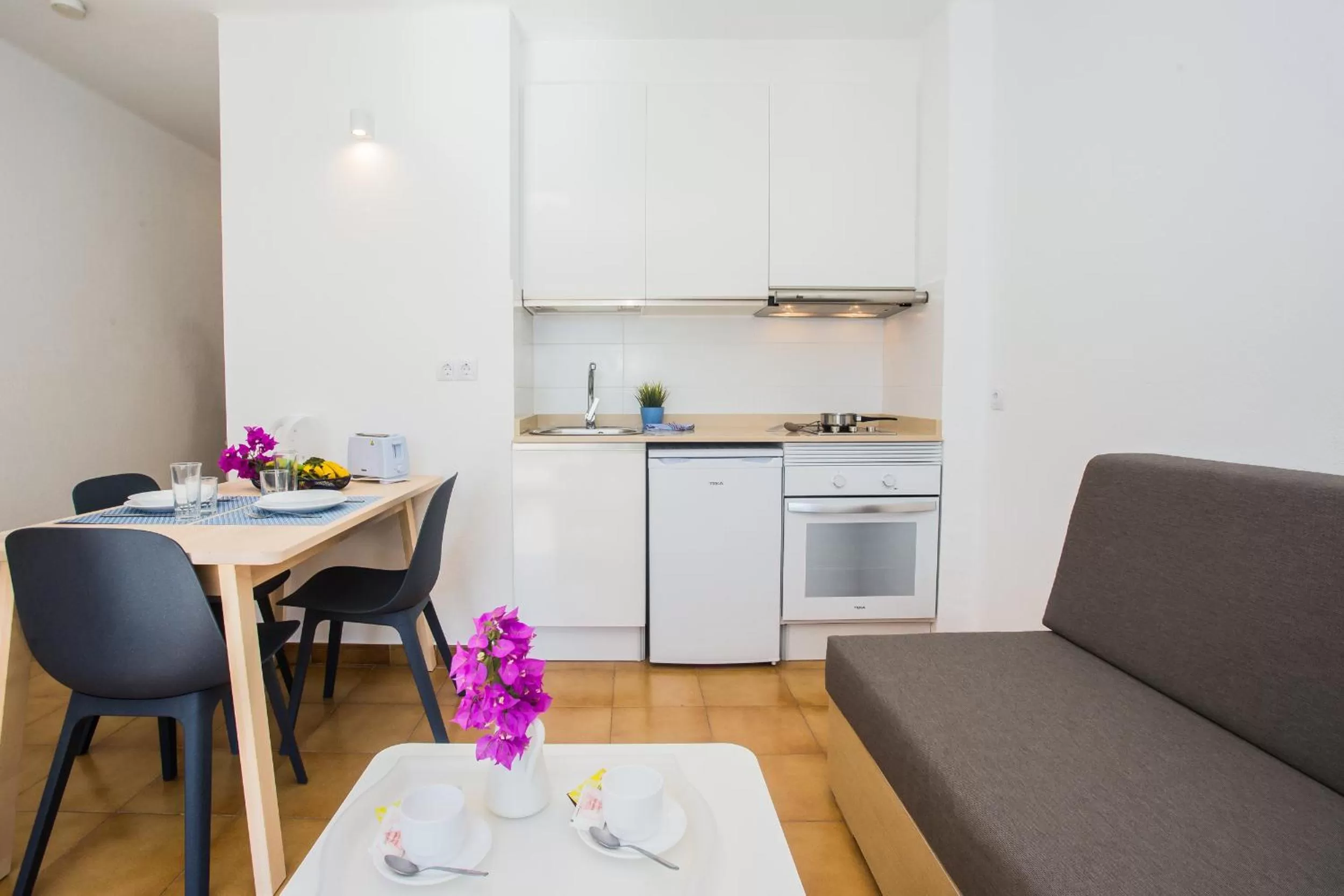 Photo of the whole room in Los Tulipanes