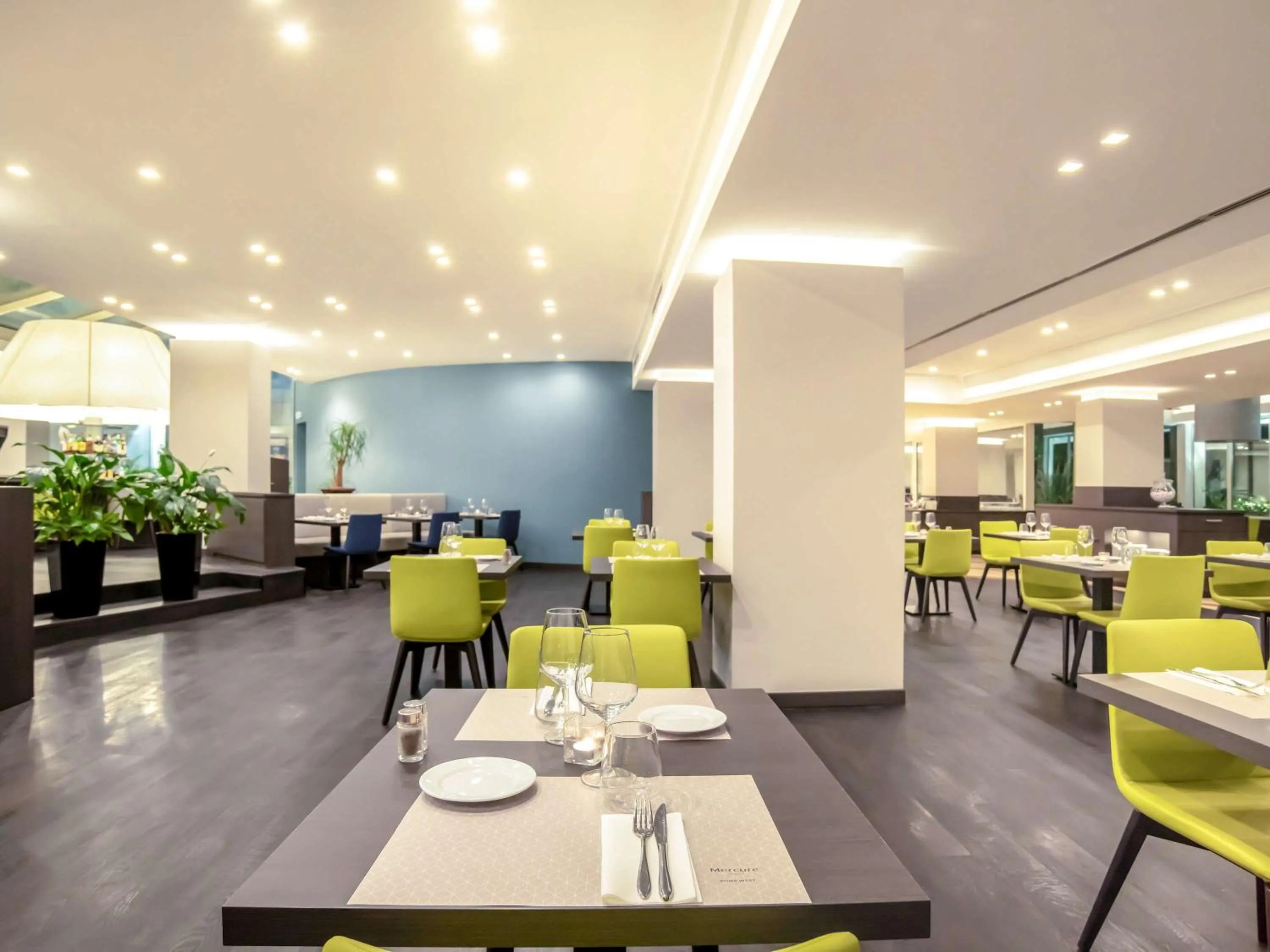 Restaurant/places to eat in Mercure Roma West