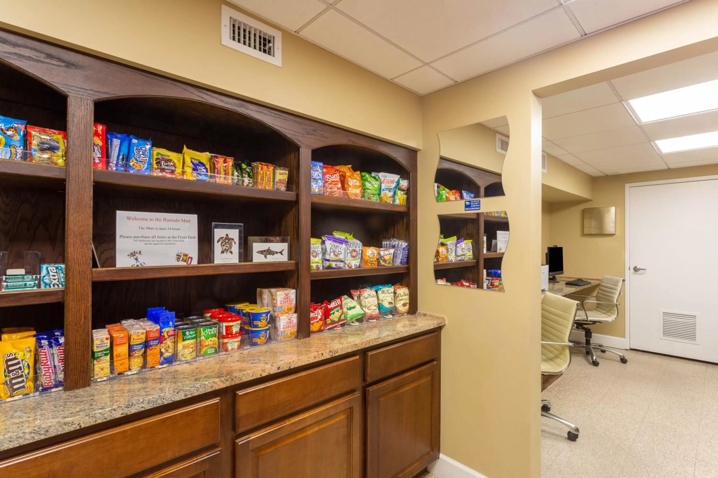 On-site shops in Ramada by Wyndham Venice Hotel Venezia