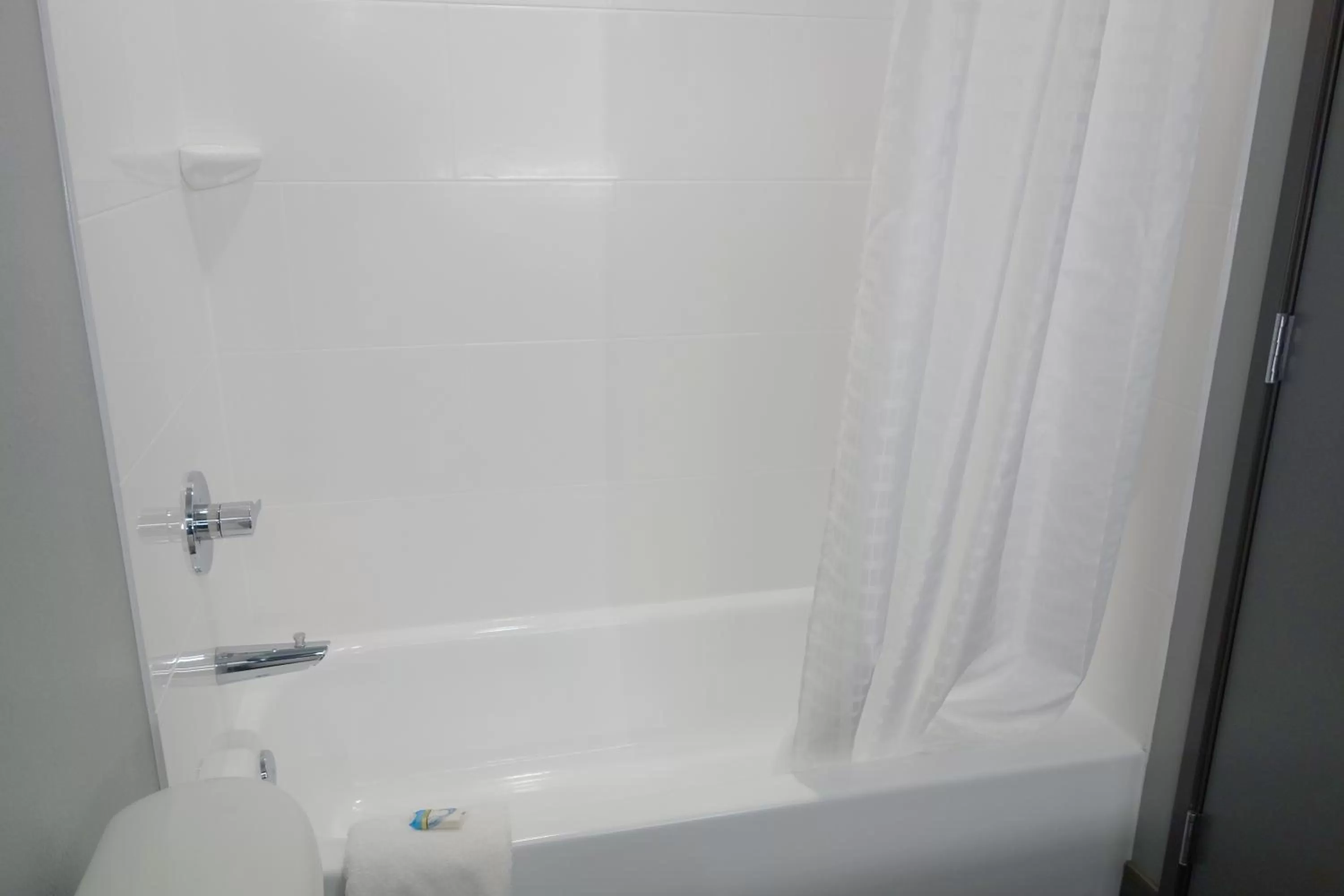Shower in La Quinta Inn & Suites by Wyndham Springfield