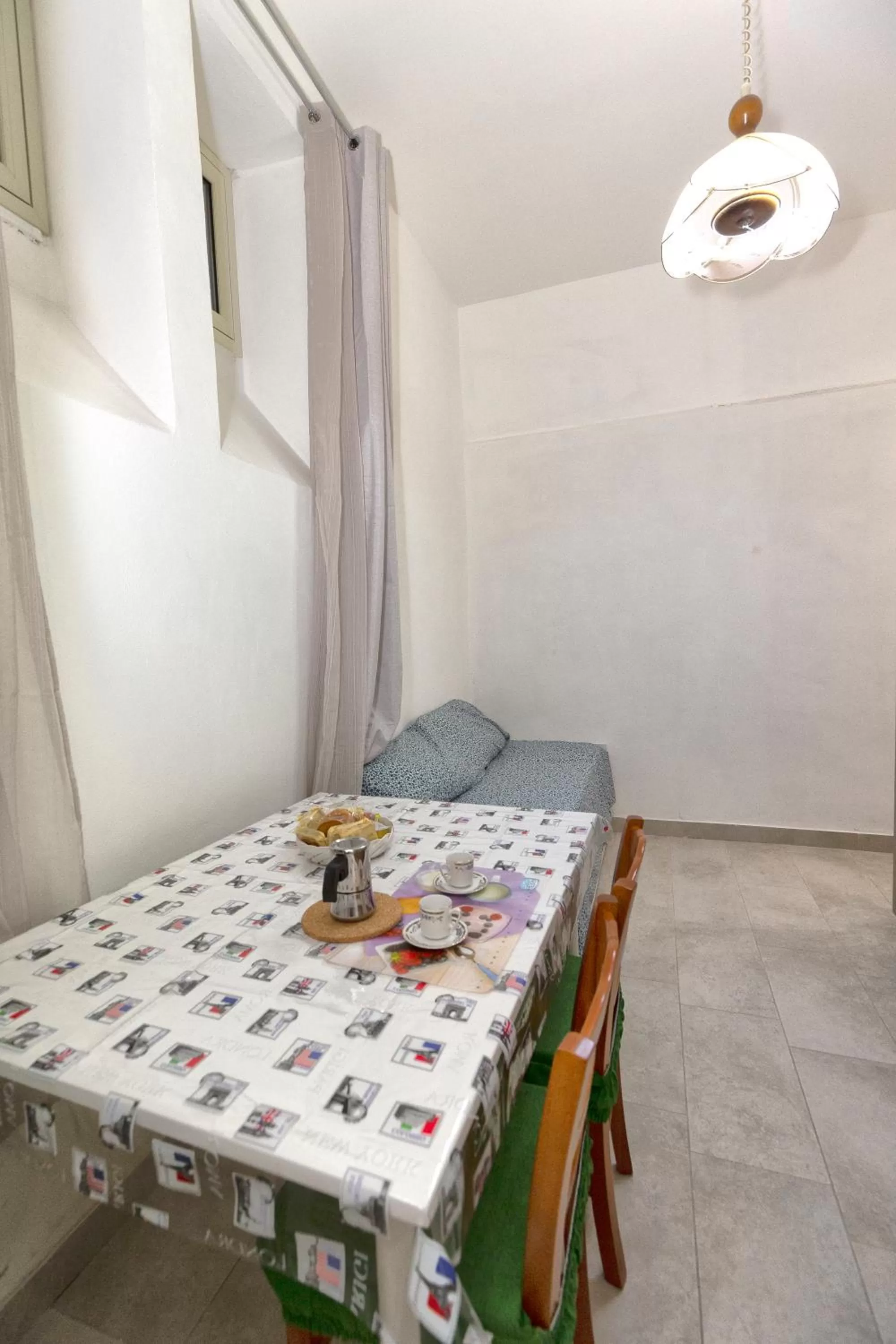 Dining Area in GARDEN HOUSE: APARTMENTS AND ROOMS FOR HOLIDAYS