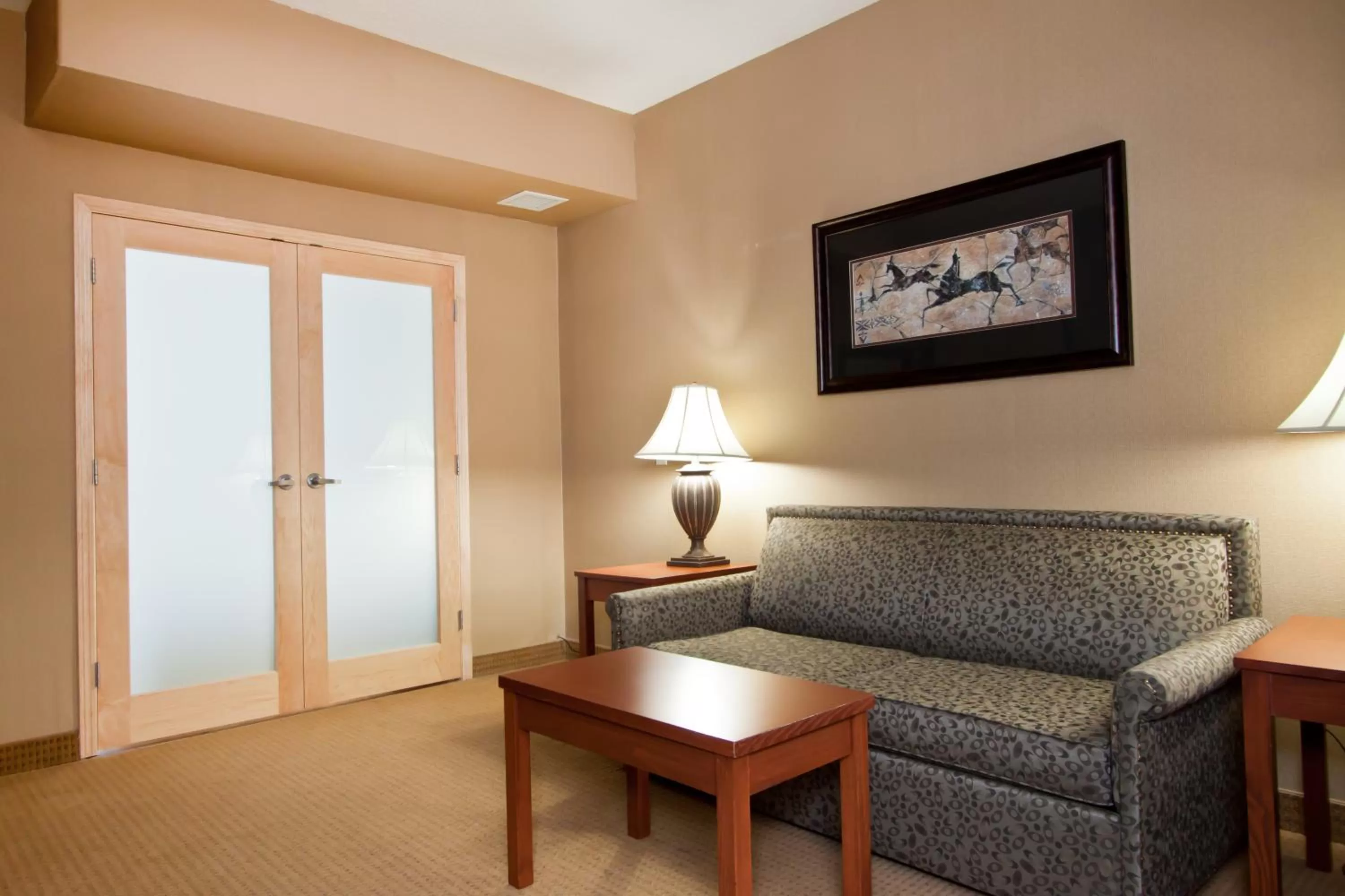 Living room in Days Inn & Suites by Wyndham Strathmore