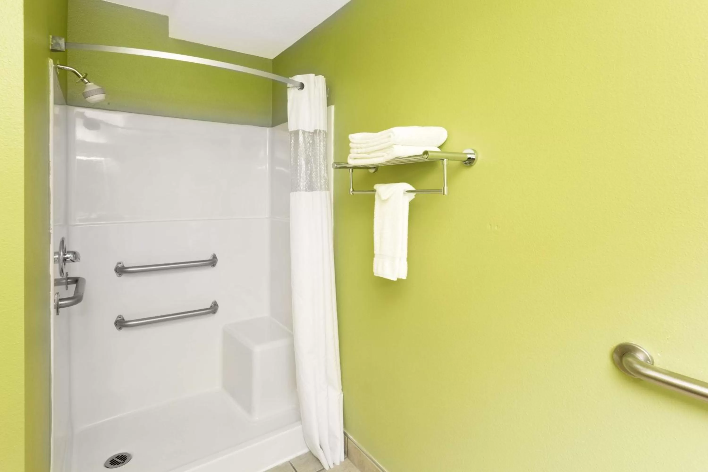 Queen Room - Disability Access - Non-Smoking in Days Inn by Wyndham Newport OR