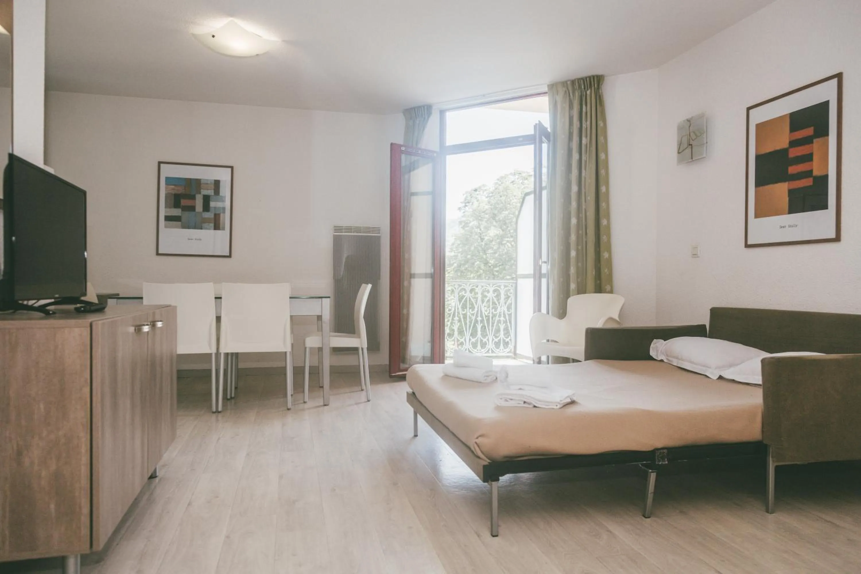 TV and multimedia, Bed in Terres de France - Appart'Hotel le Splendid