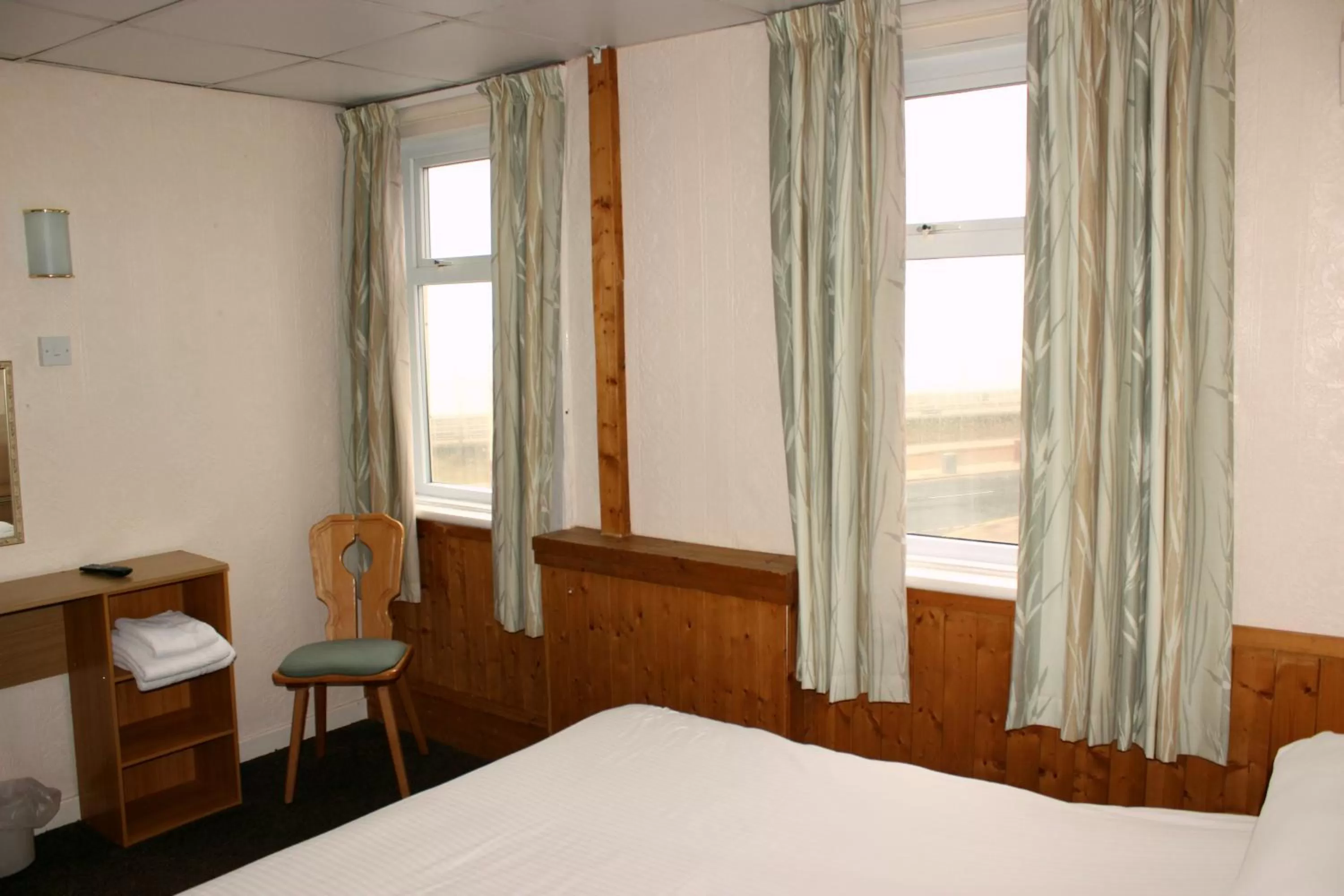 Bedroom, Bed in The Colwyn Hotel - near Pleasure Beach