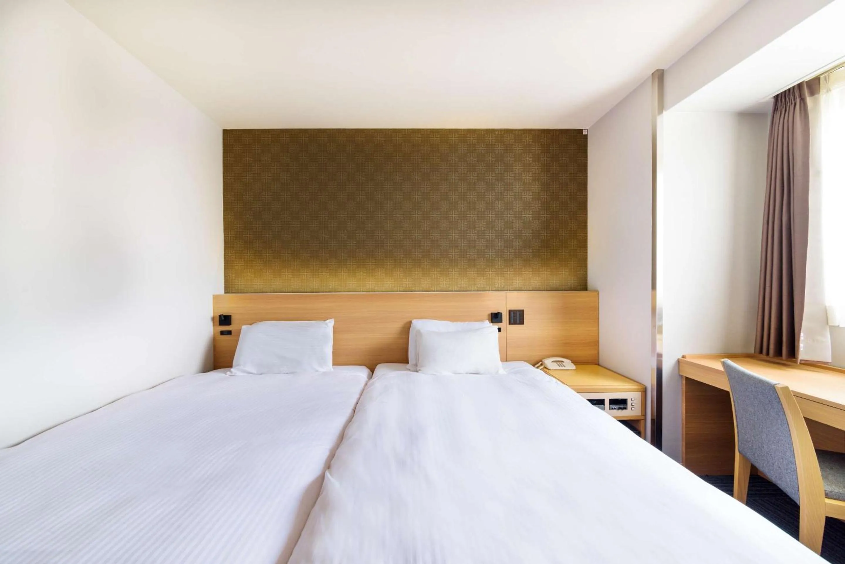 Bedroom in SureStay Plus Hotel by Best Western Shin-Osaka