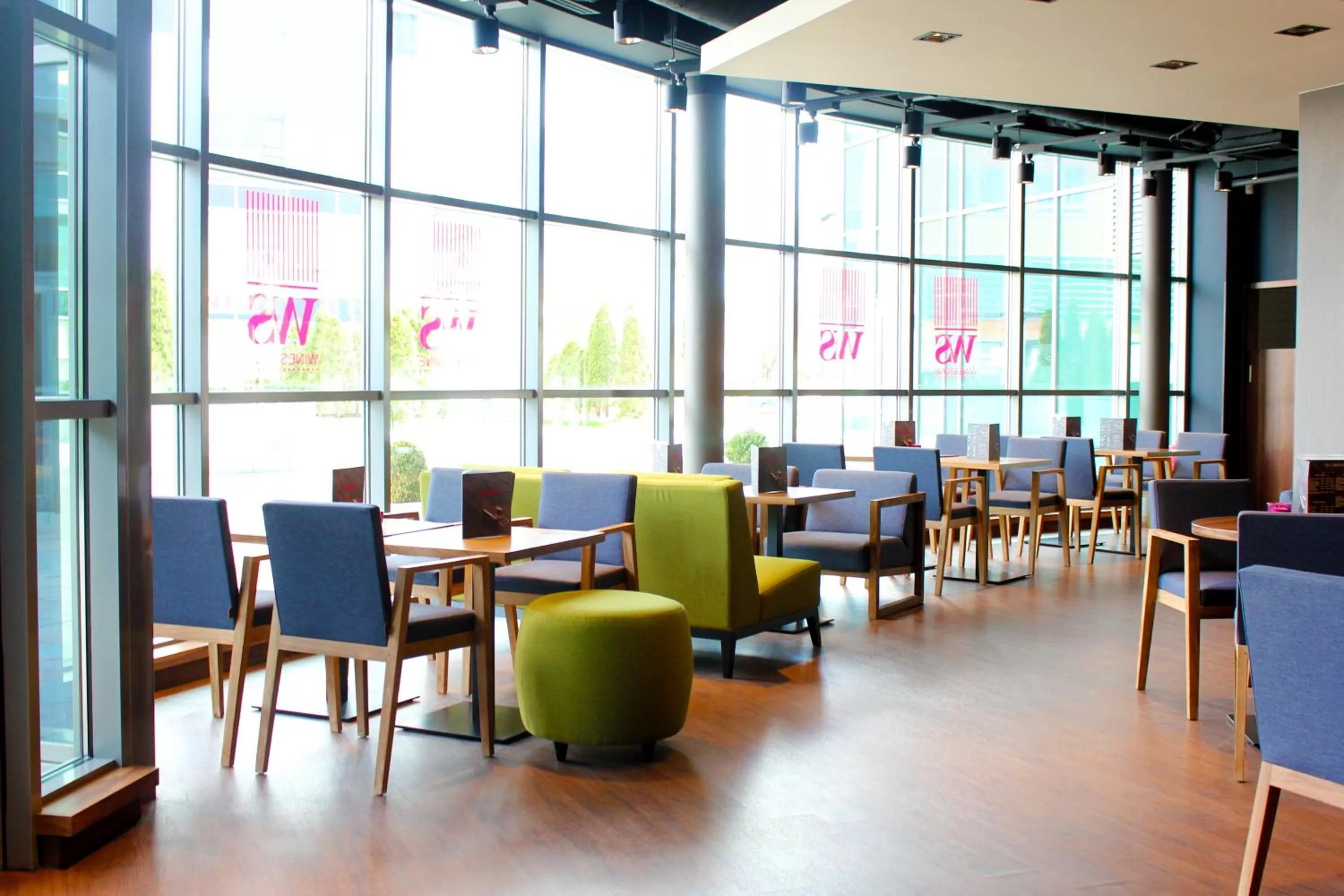 Communal lounge/ TV room in Hotel Mercure Poznań Centrum