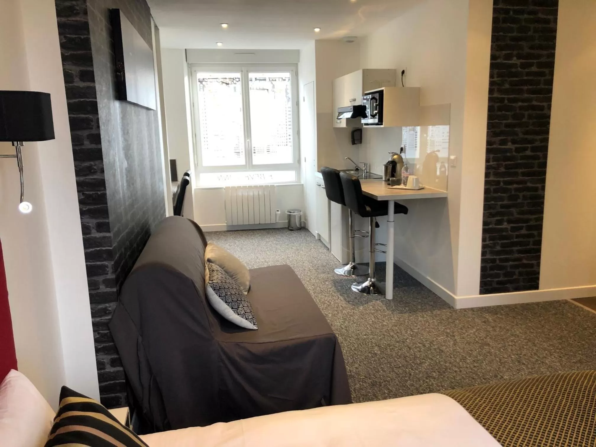 Living room, Bed in L' Annexe Beverl'inn appartement