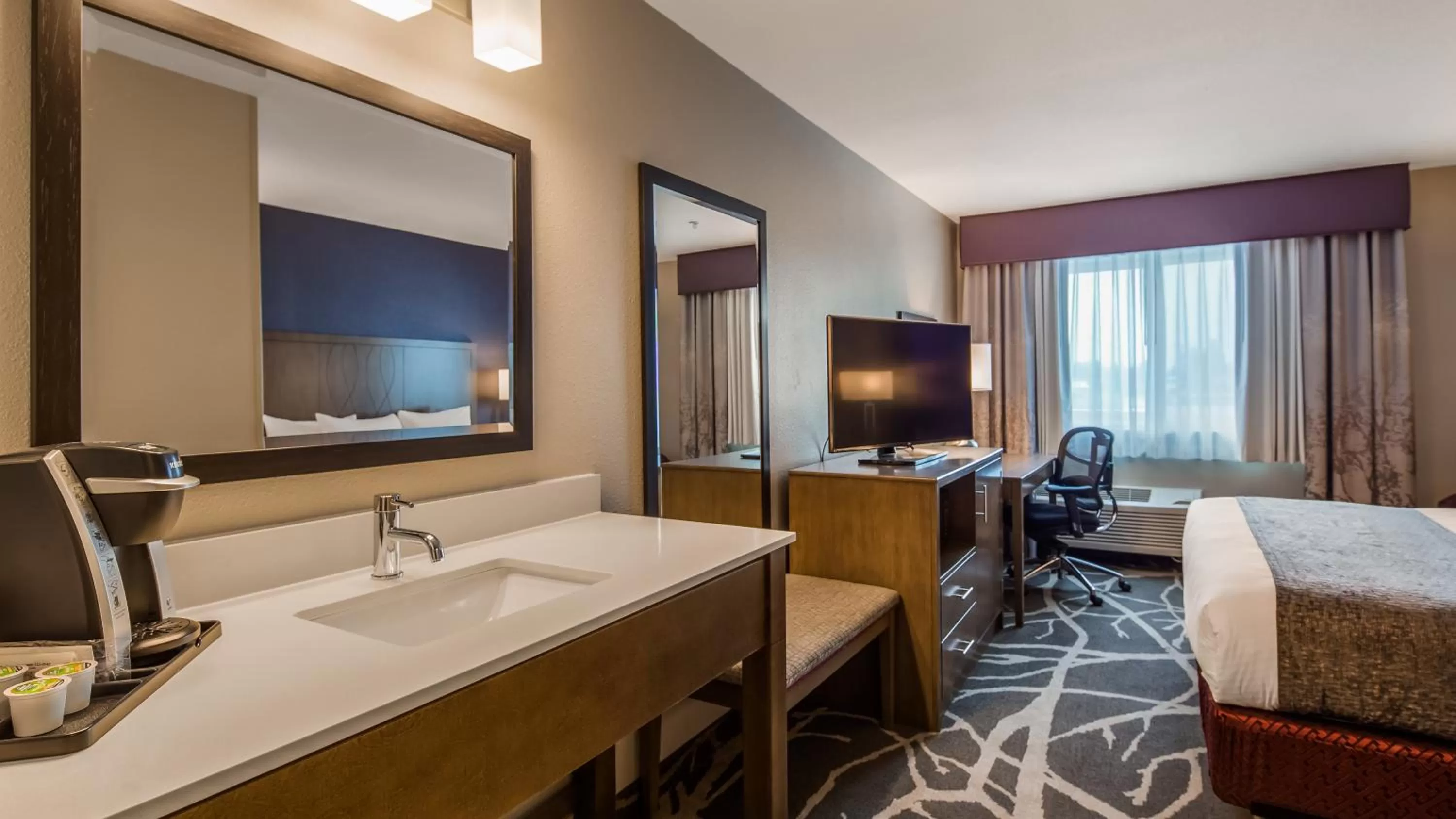 Bedroom, Bed in Best Western McMinnville Inn