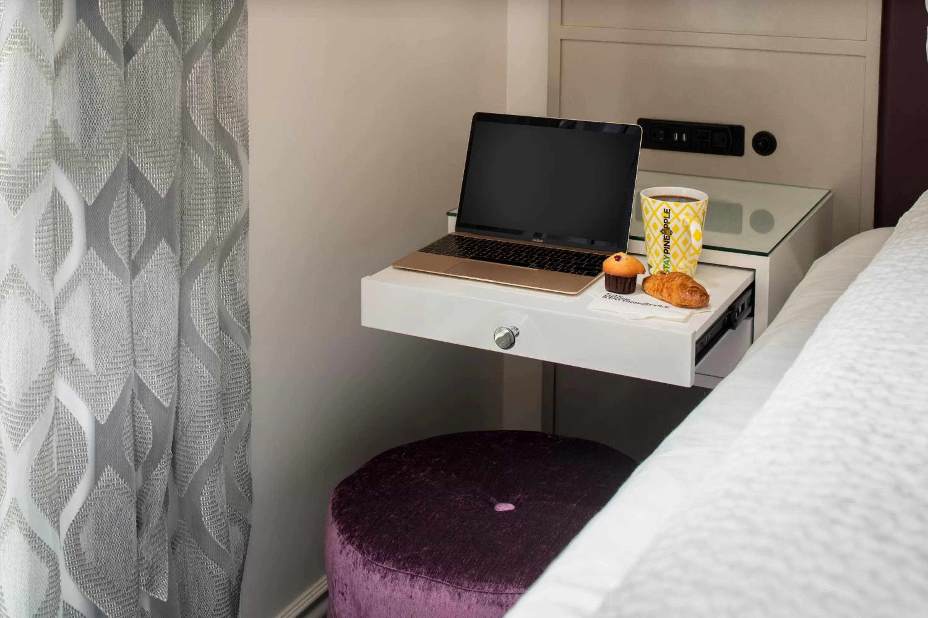 Area and facilities, Bed in Staypineapple, An Artful Hotel, Midtown New York