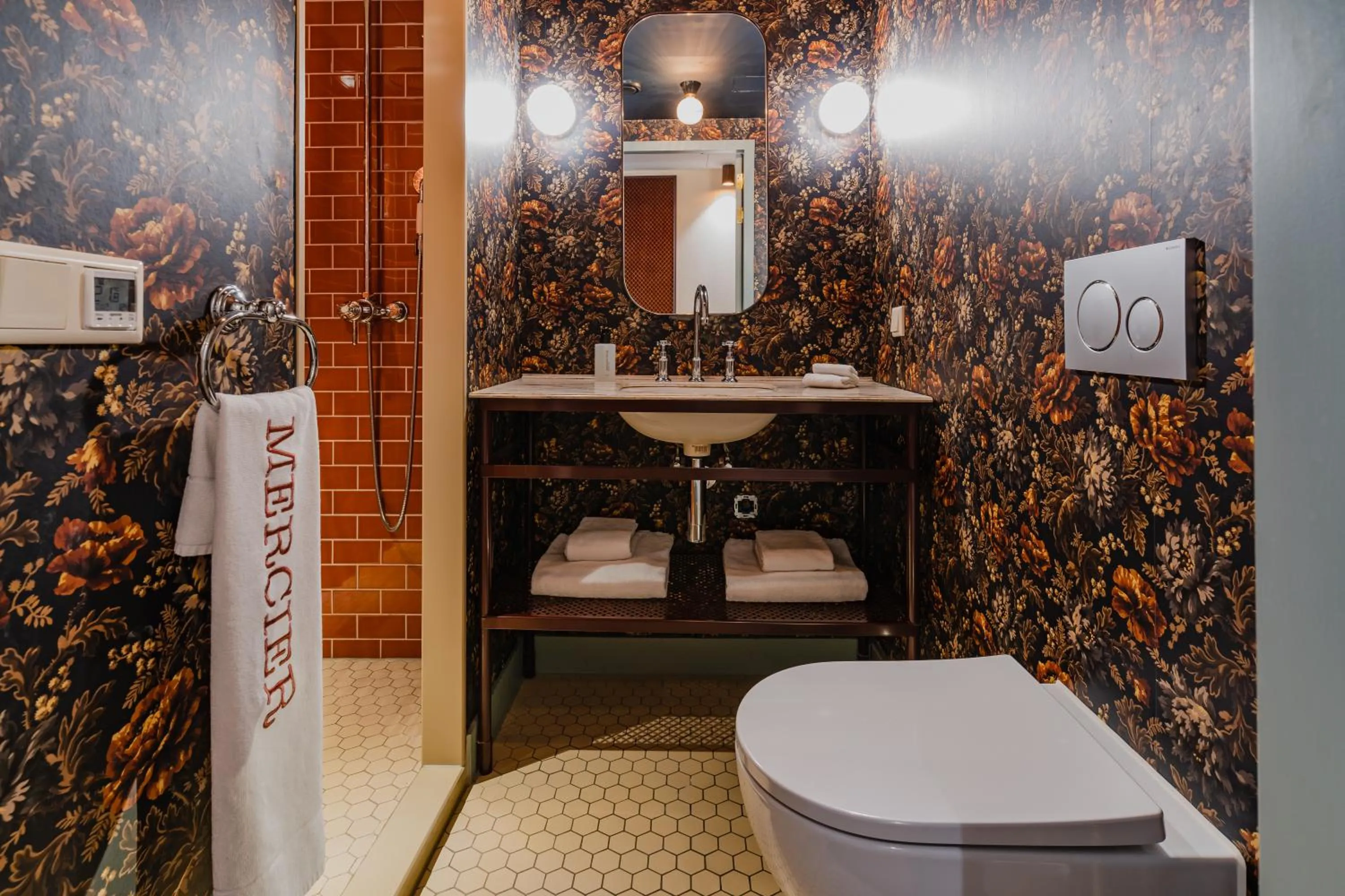 Toilet in Hotel Mercier