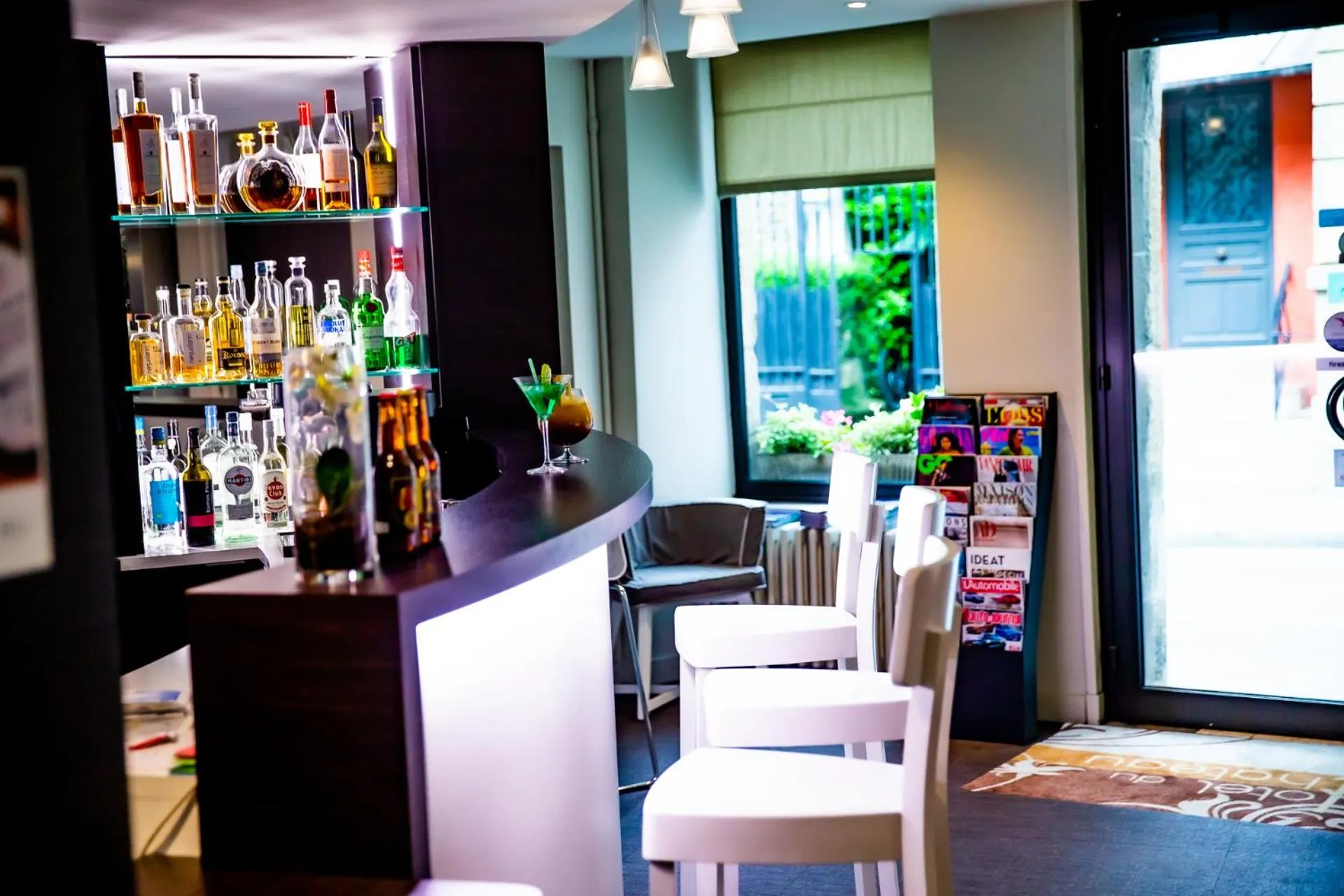 Lounge or bar in Hôtel du Château Dinan - Originals Boutique