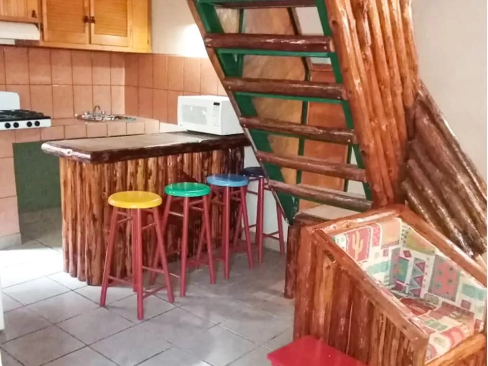 Dining area in Cabañas Rústicas El Benny by Rotamundos