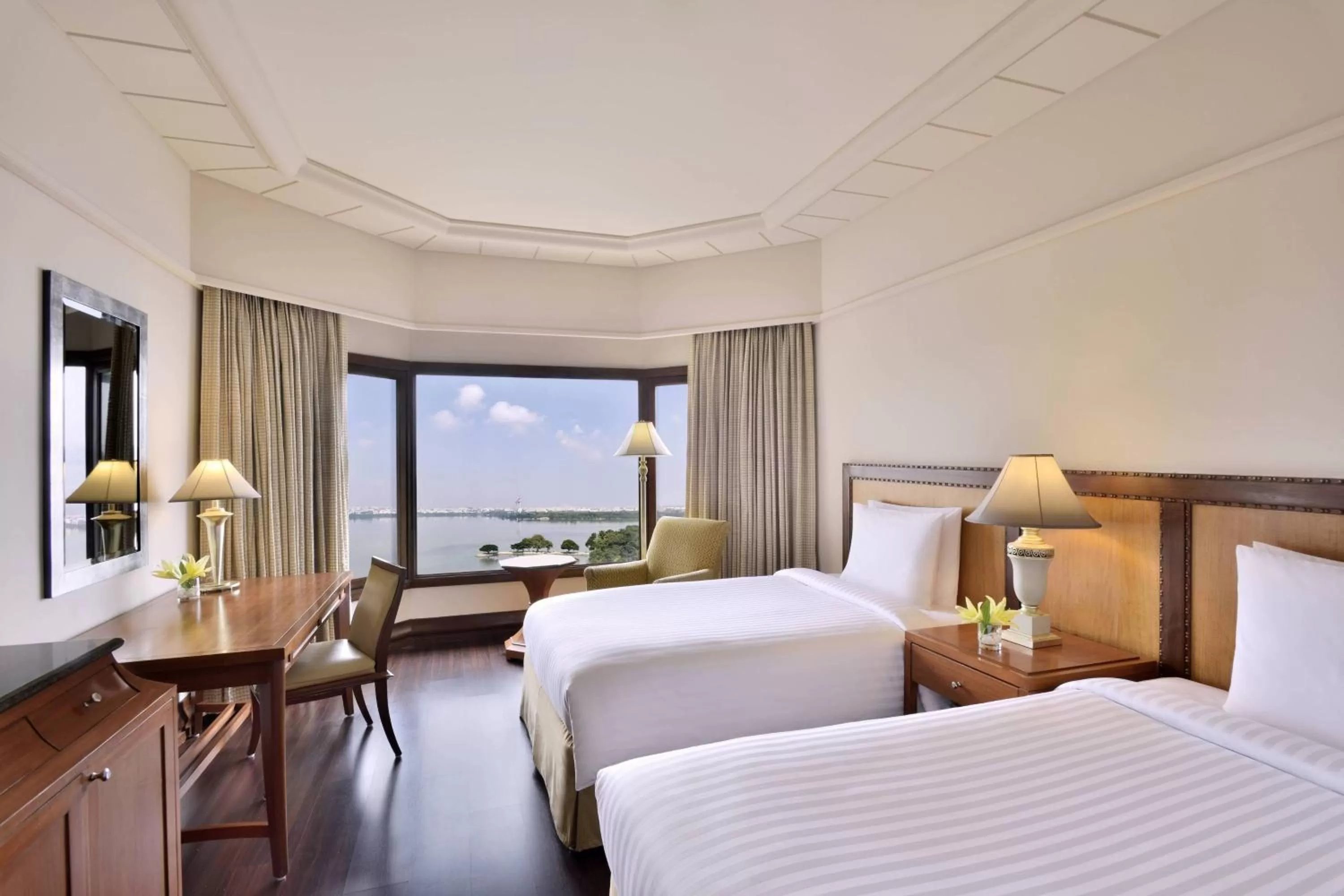 Photo of the whole room, Bed in Hyderabad Marriott Hotel & Convention Centre