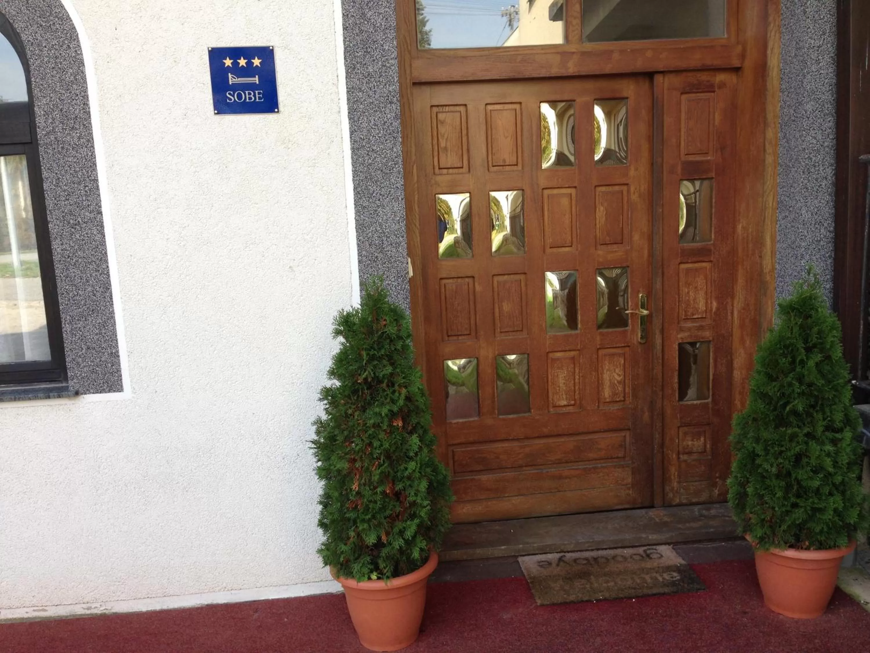 Facade/entrance in Valpovački dvori B&B