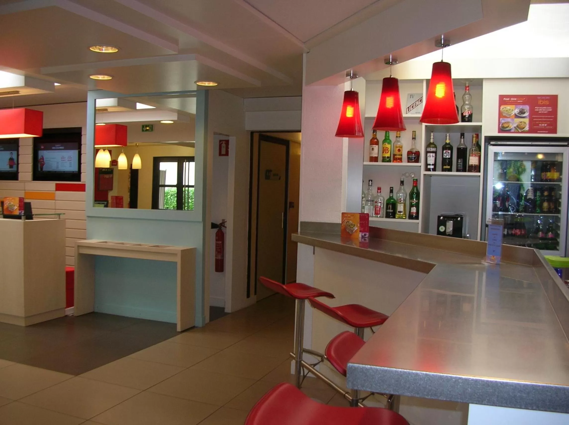 Lounge or bar in ibis Lyon Est Beynost