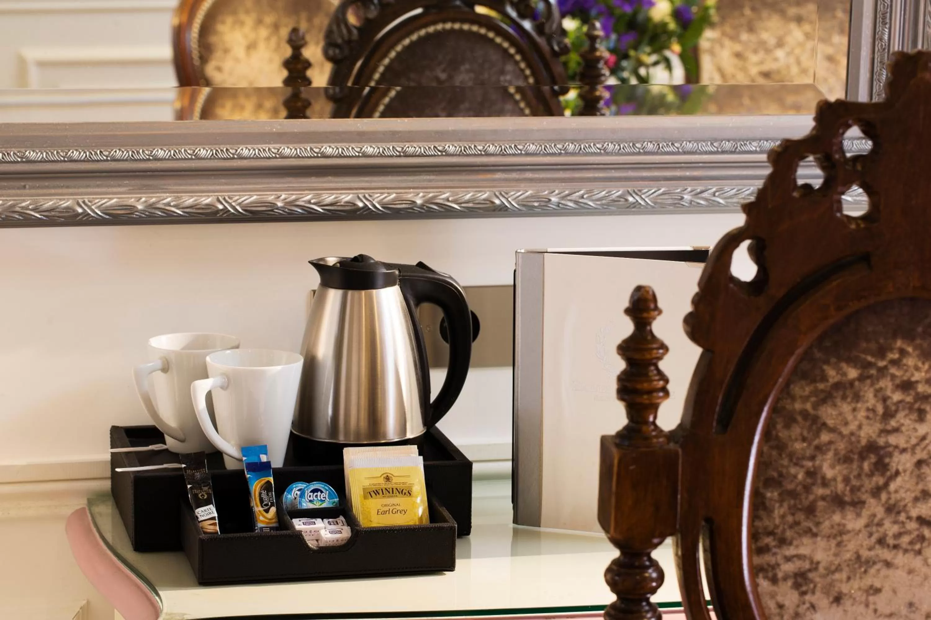 Coffee/tea facilities in Académie Hôtel Saint Germain