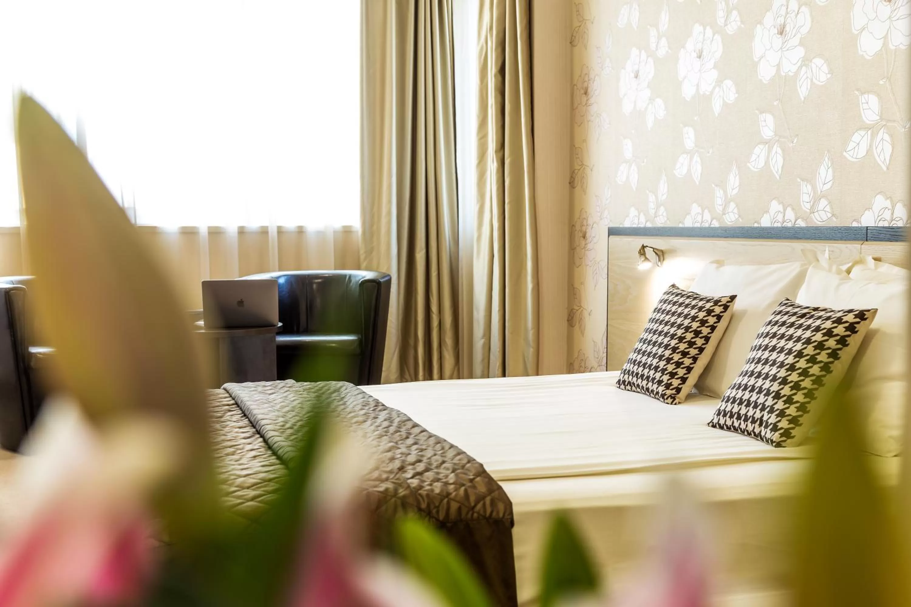 Bed in City Avenue Hotel by HMG-Free Parking-Free Wi-Fi