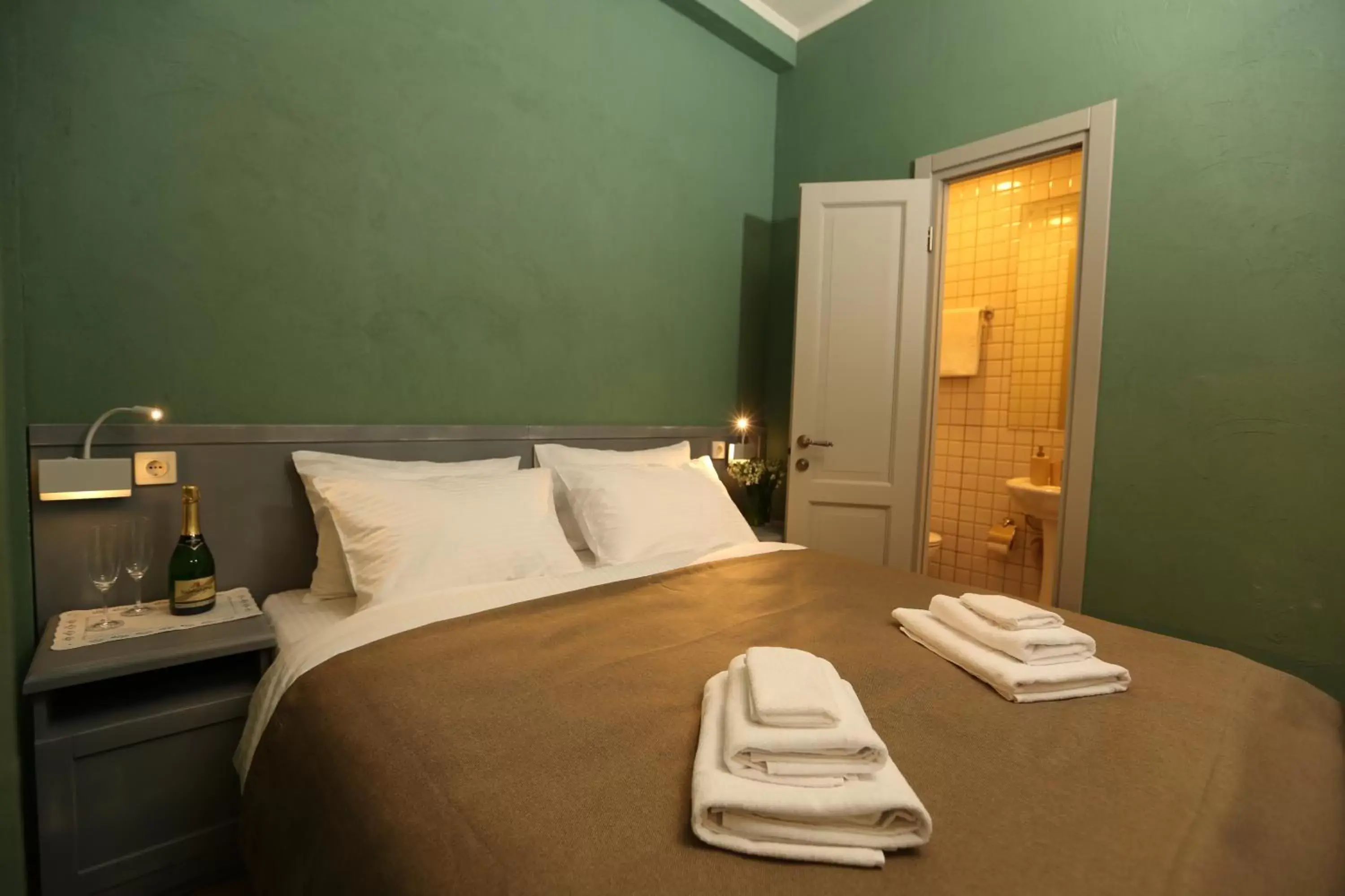 Classic Double Room with City View in Kindli Hotel Classic Double Room with City View in Kindli Hotel