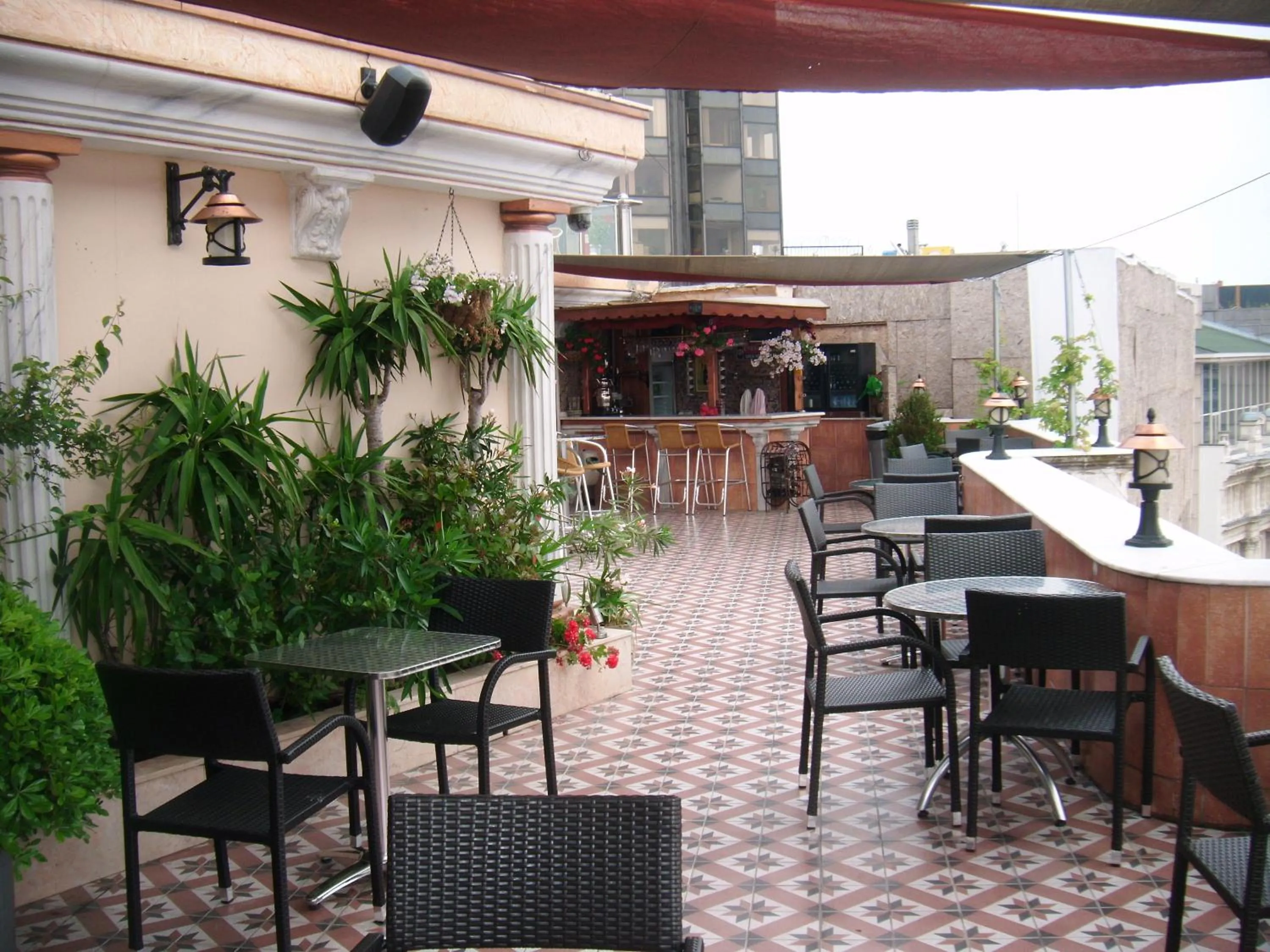 Restaurant/places to eat in Grand Hotel de Londres