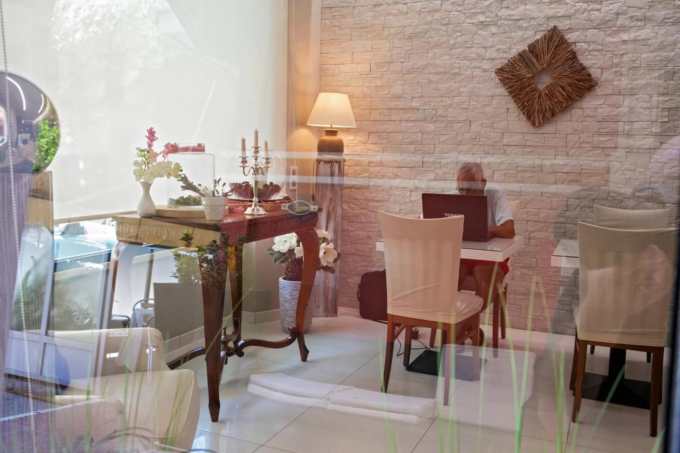 Communal lounge/ TV room in Hotel lo Squalo