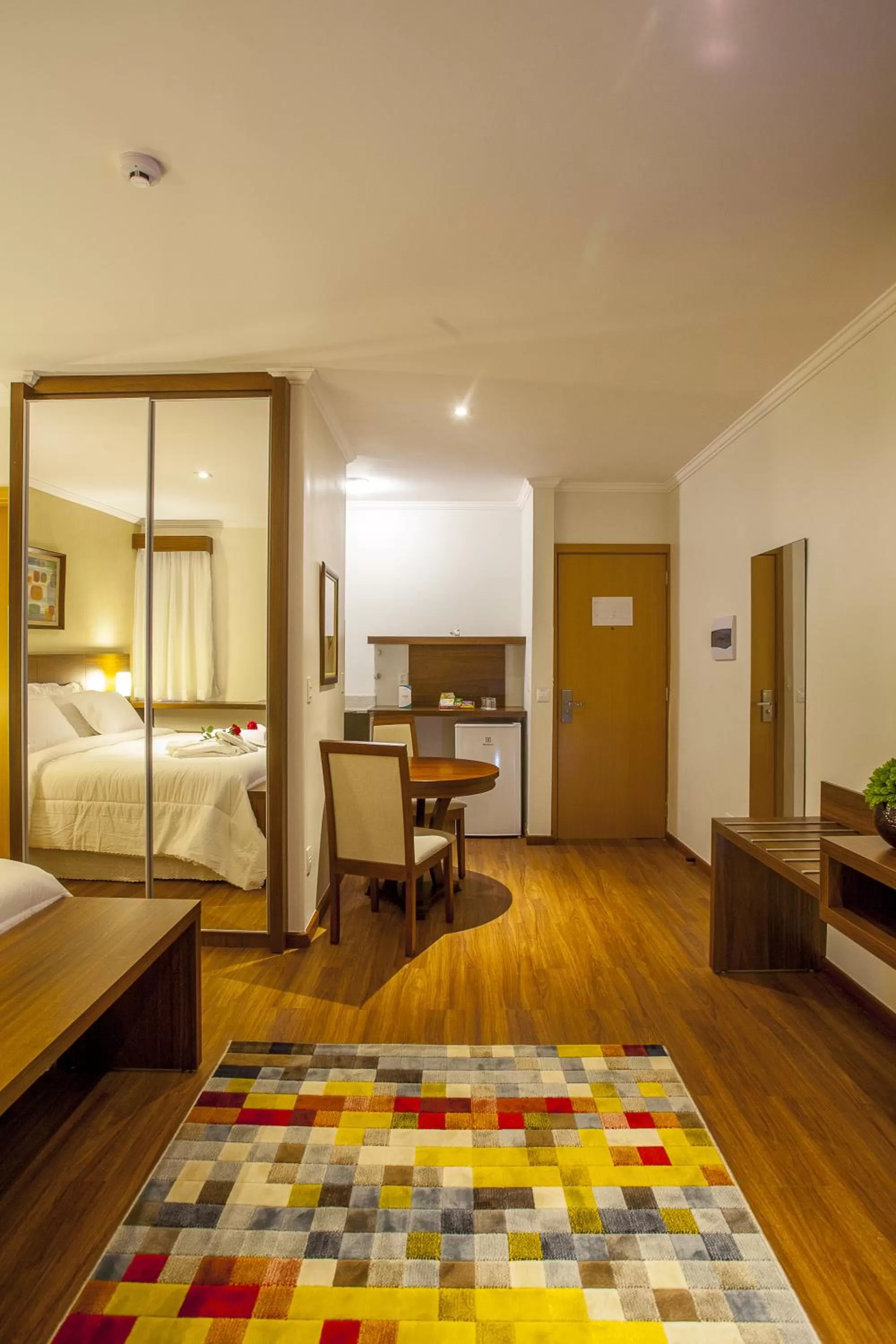 Photo of the whole room, Bed in São Carlos Marklin Suítes