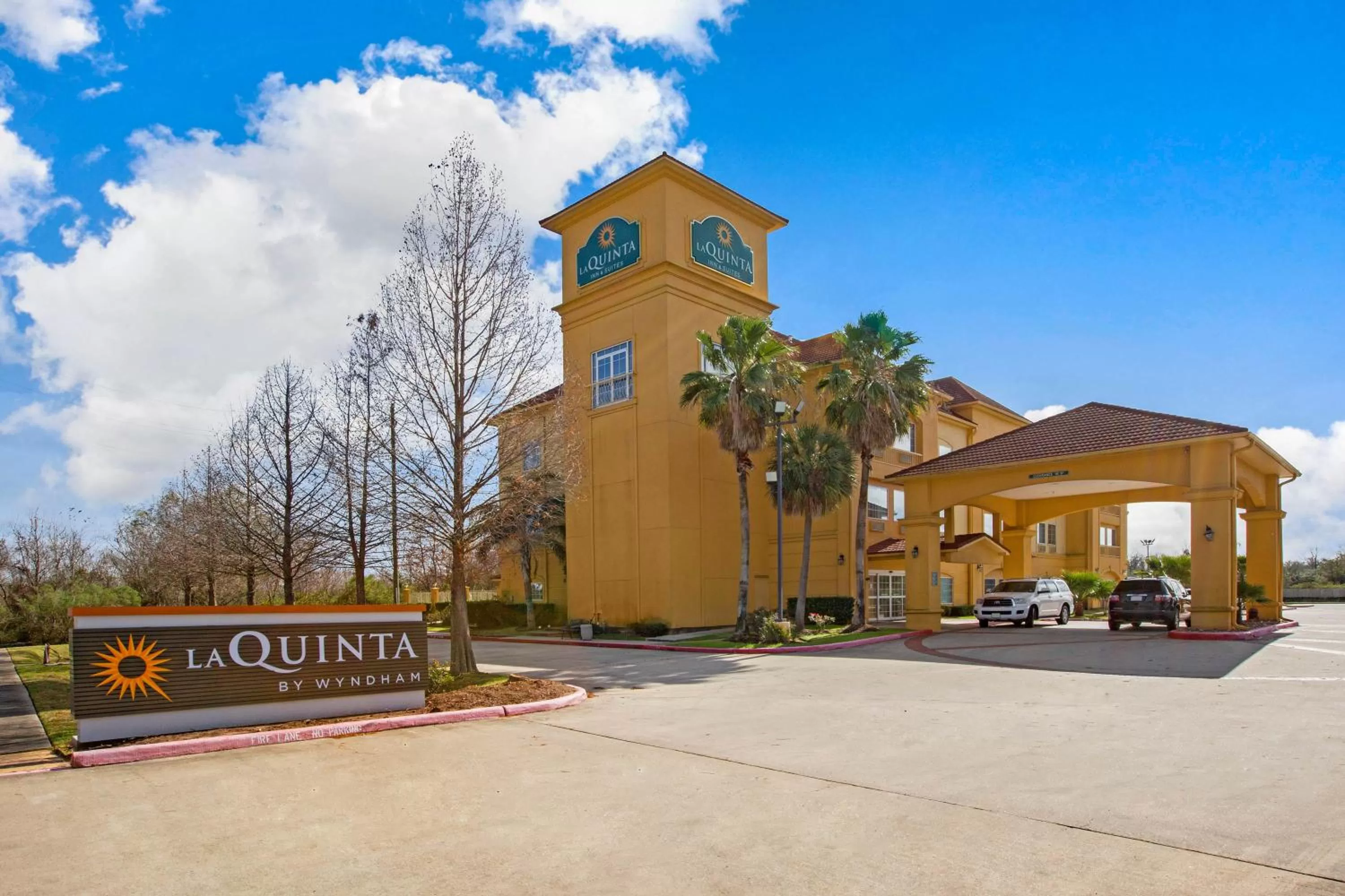 Property building in La Quinta by Wyndham Pearland