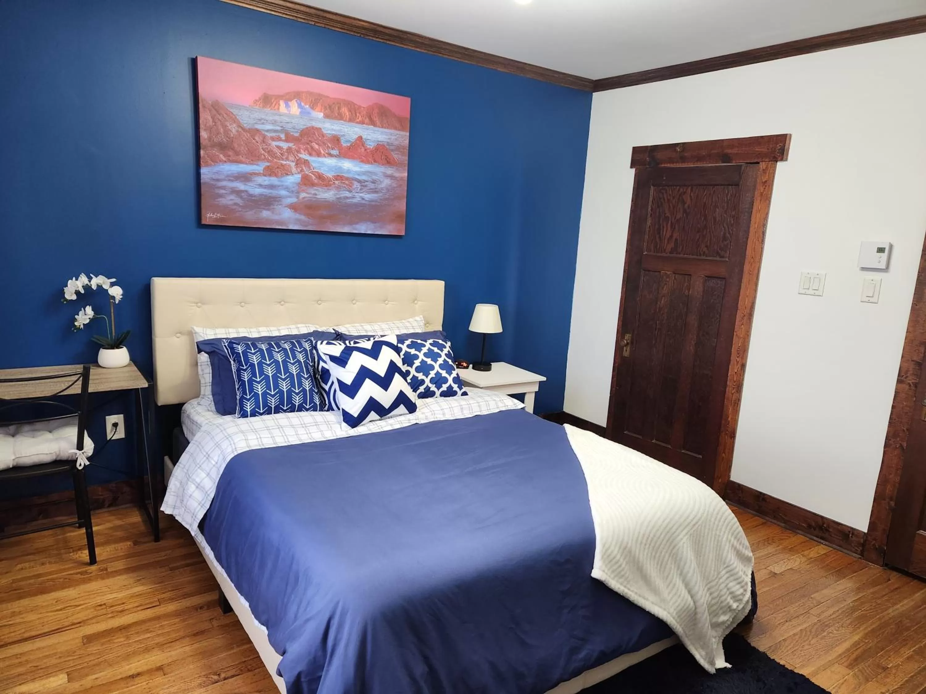 Photo of the whole room, Bed in The Harbourside Inn & Cafe