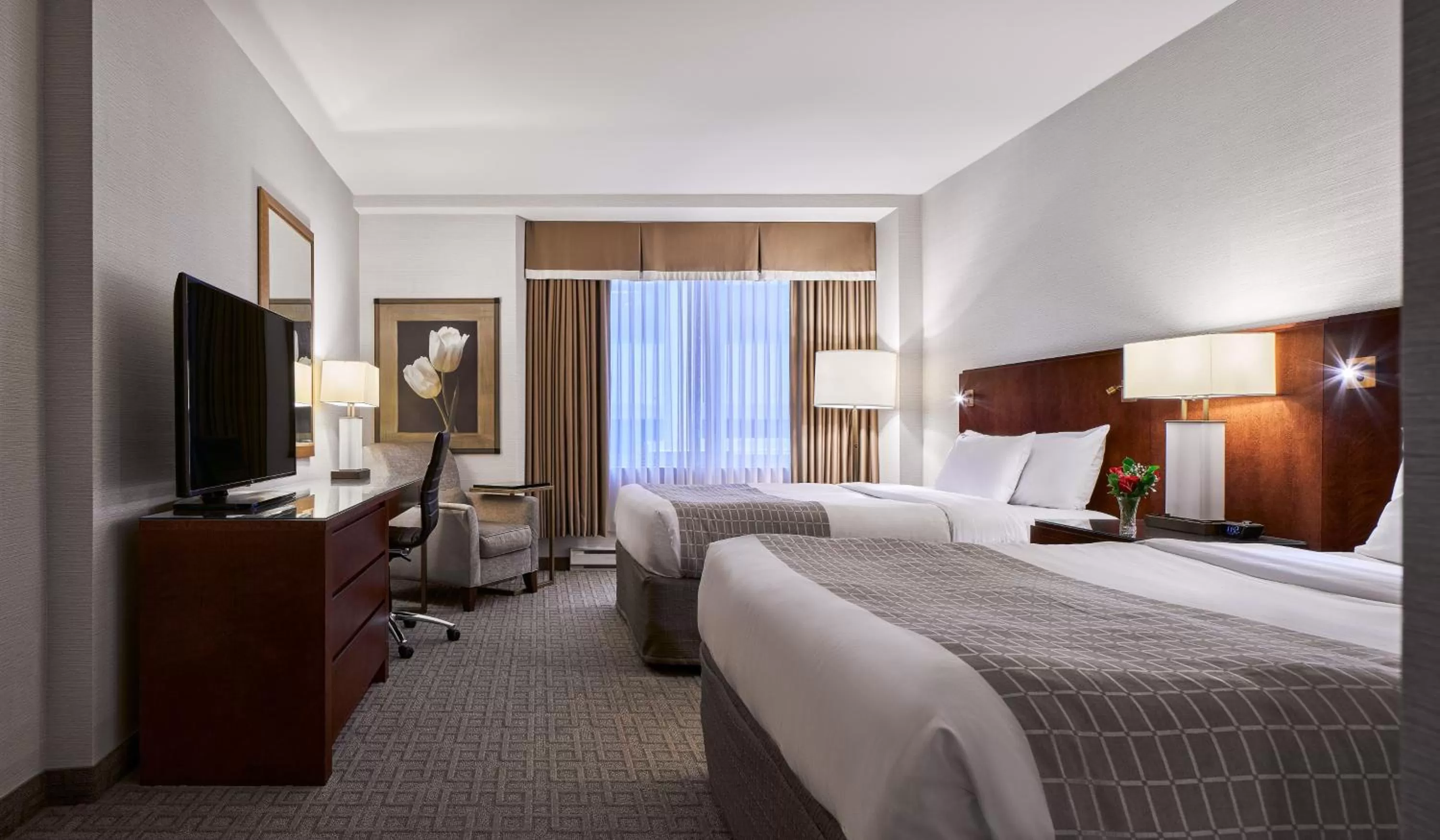 Photo of the whole room, Bed in Lord Elgin Hotel