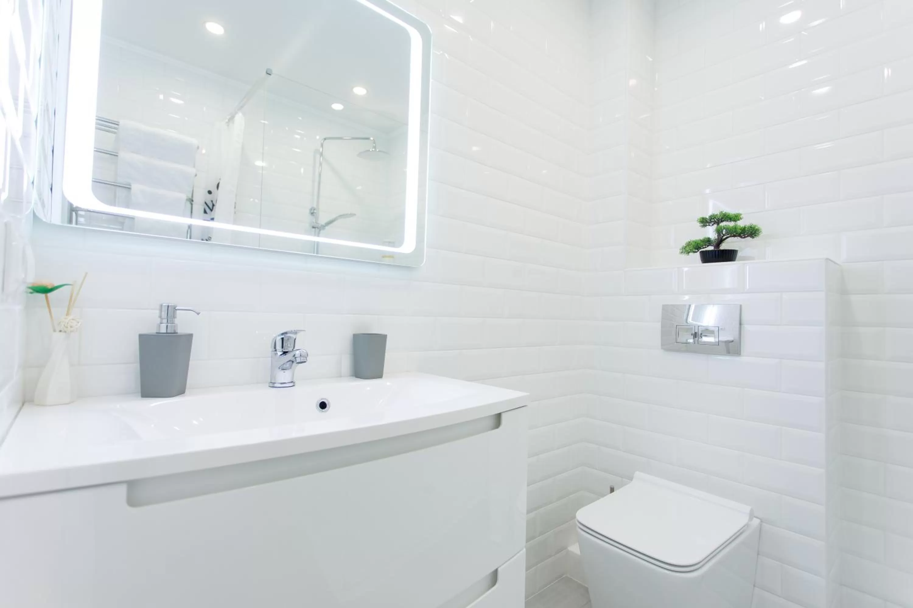 Shower in Apart-Hotel LAVINA з ДЖАКУЗІ