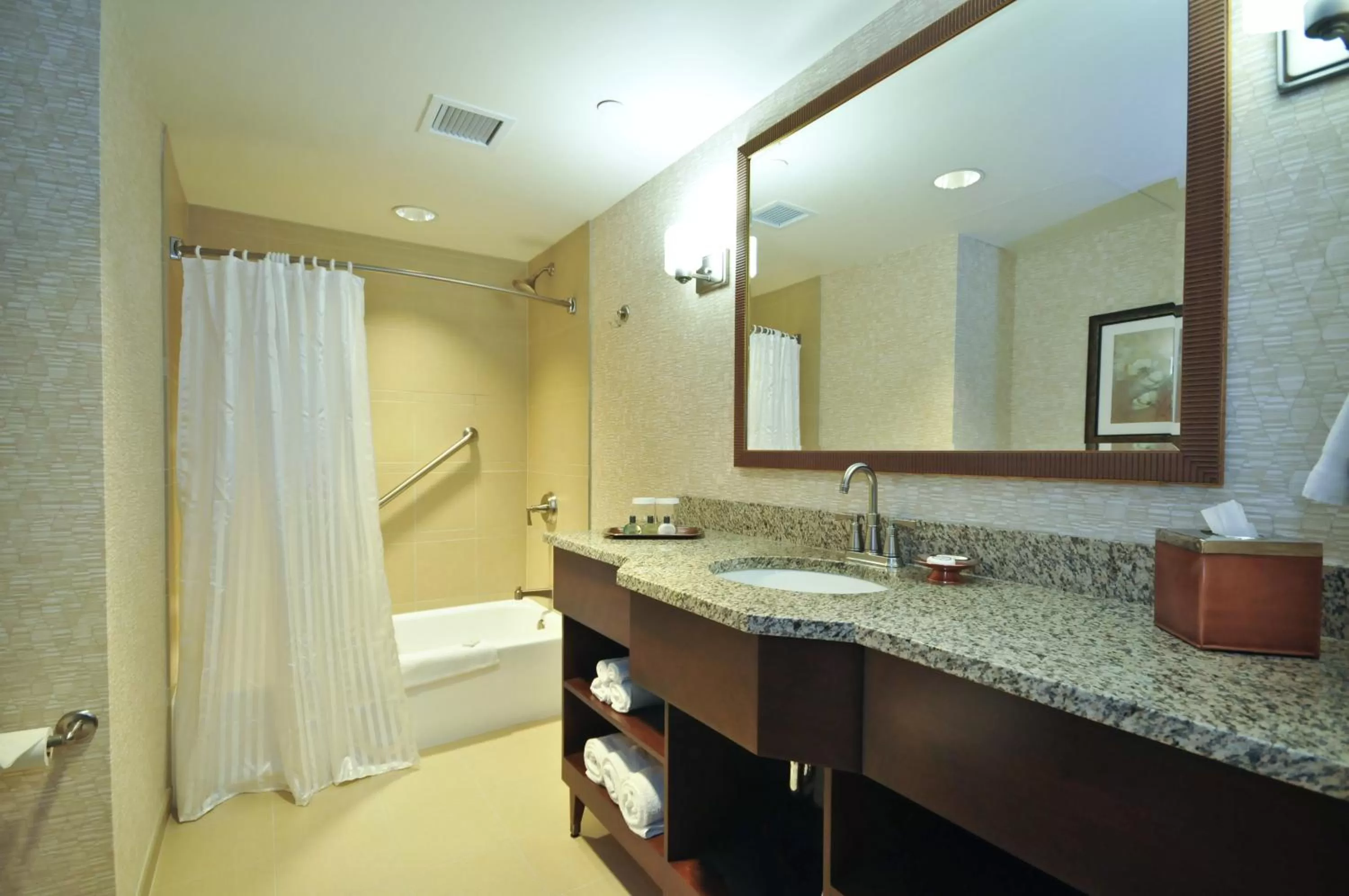 Bathroom, Bed in Kahler Grand Hotel