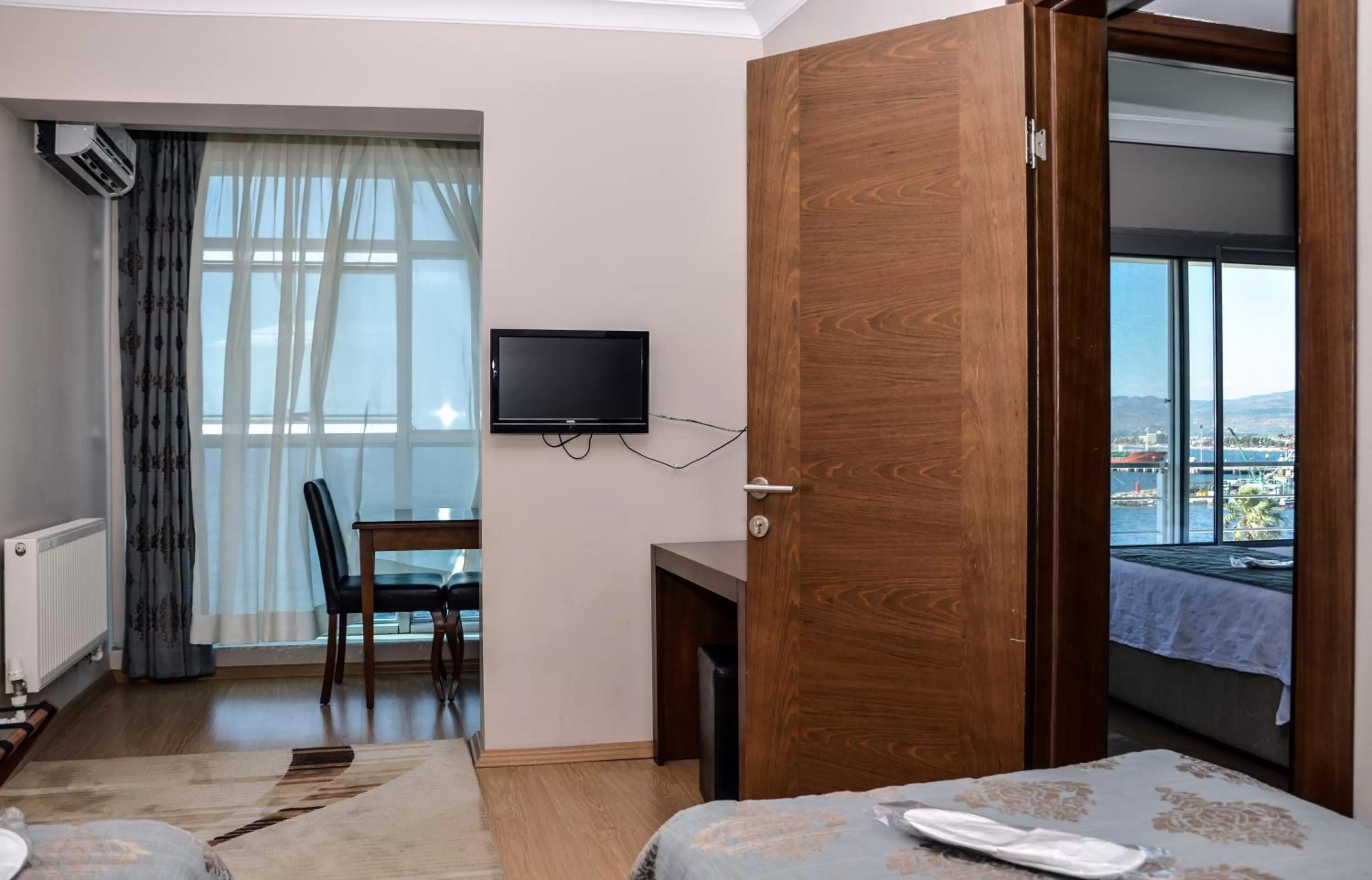 Day, Bed in Perla Hotel