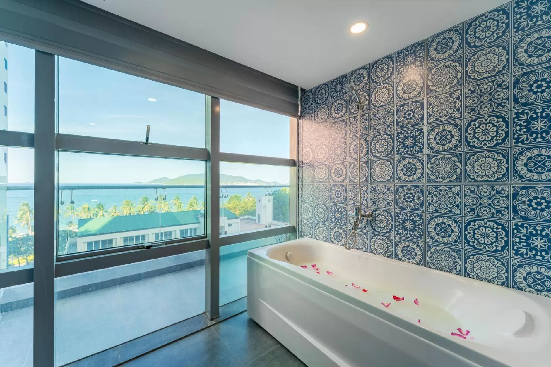 Hot Tub in Prime New Hotel