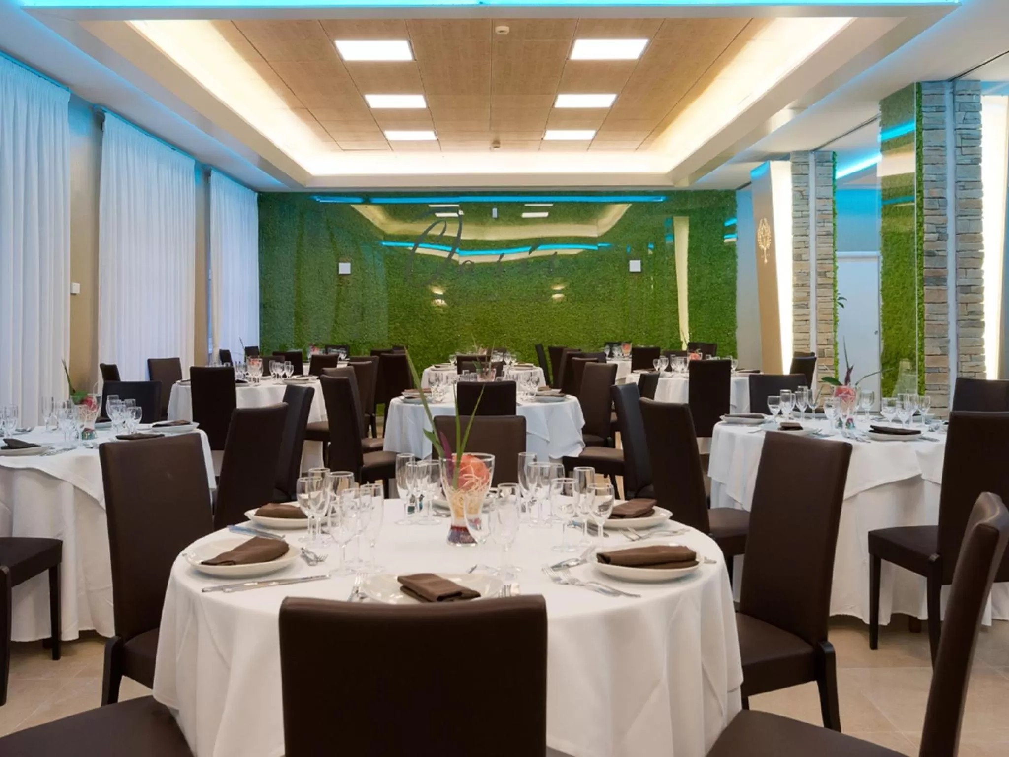 Restaurant/places to eat in Ele Green Park Hotel Pamphili