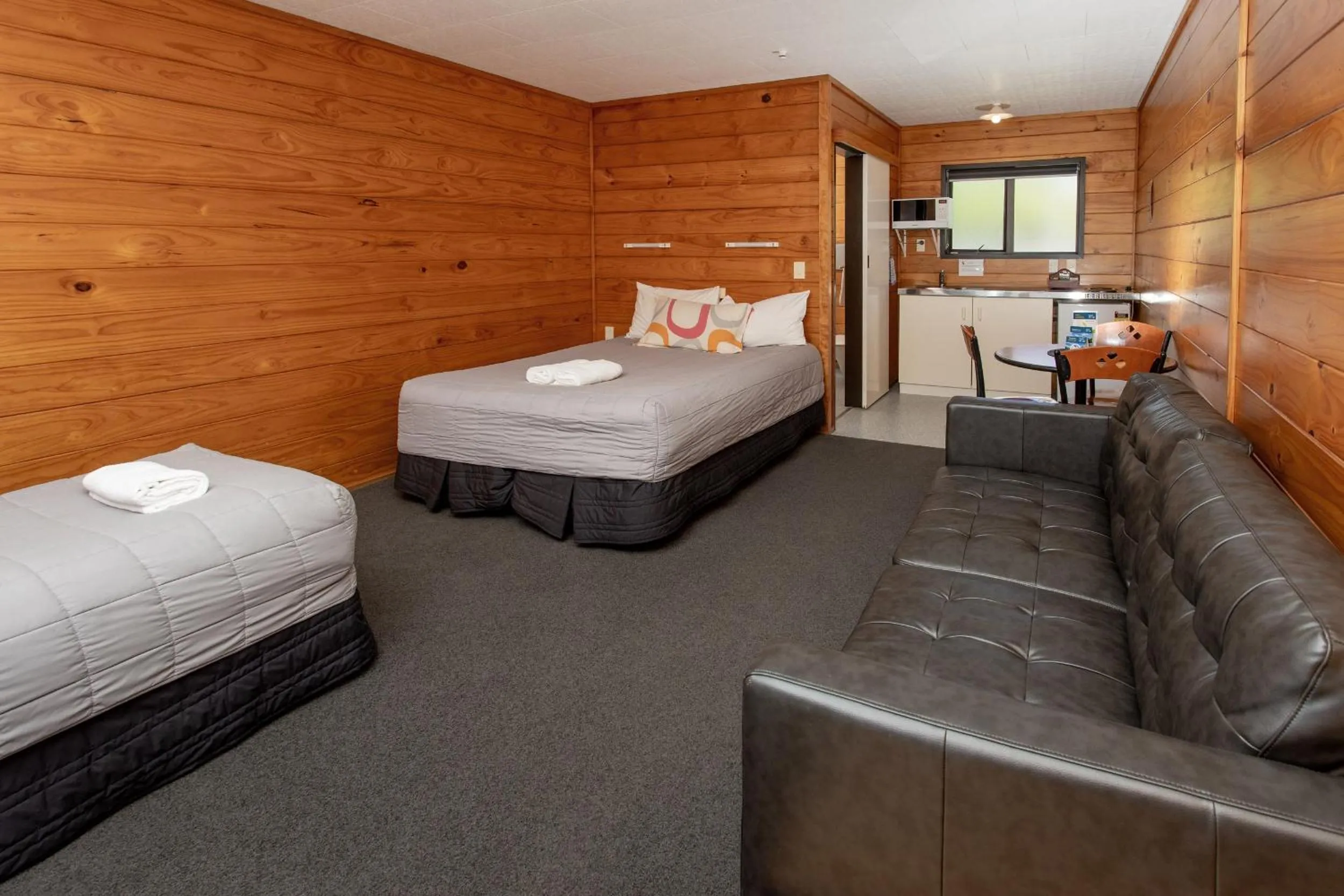 Photo of the whole room, Bed in Wellington TOP 10 Holiday Park