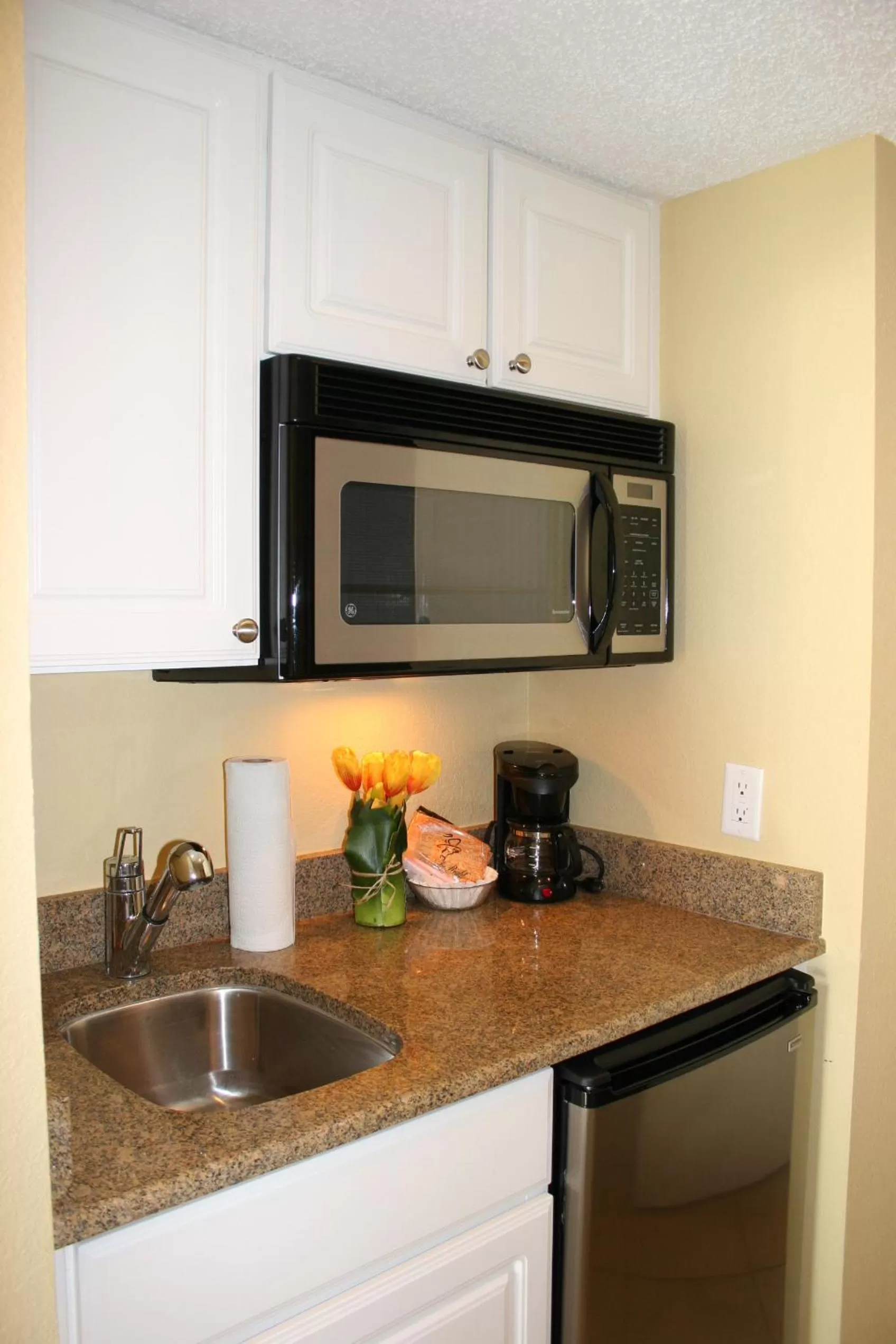 Kitchen or kitchenette in Barefoot Beach Club